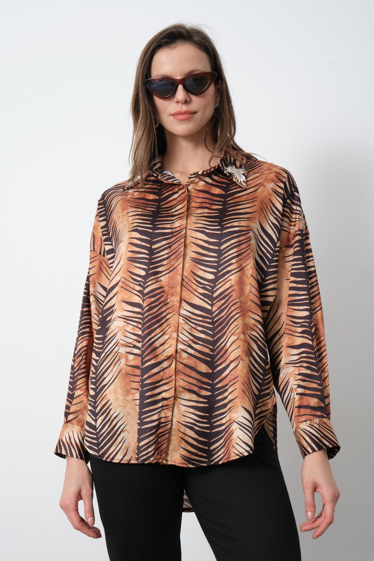 Wholesale Women Patterned Satin Shirt with Accessories on Collar 716898