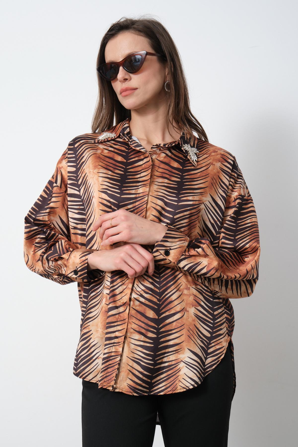 Wholesale Women Patterned Satin Shirt with Accessories on Collar 716898
