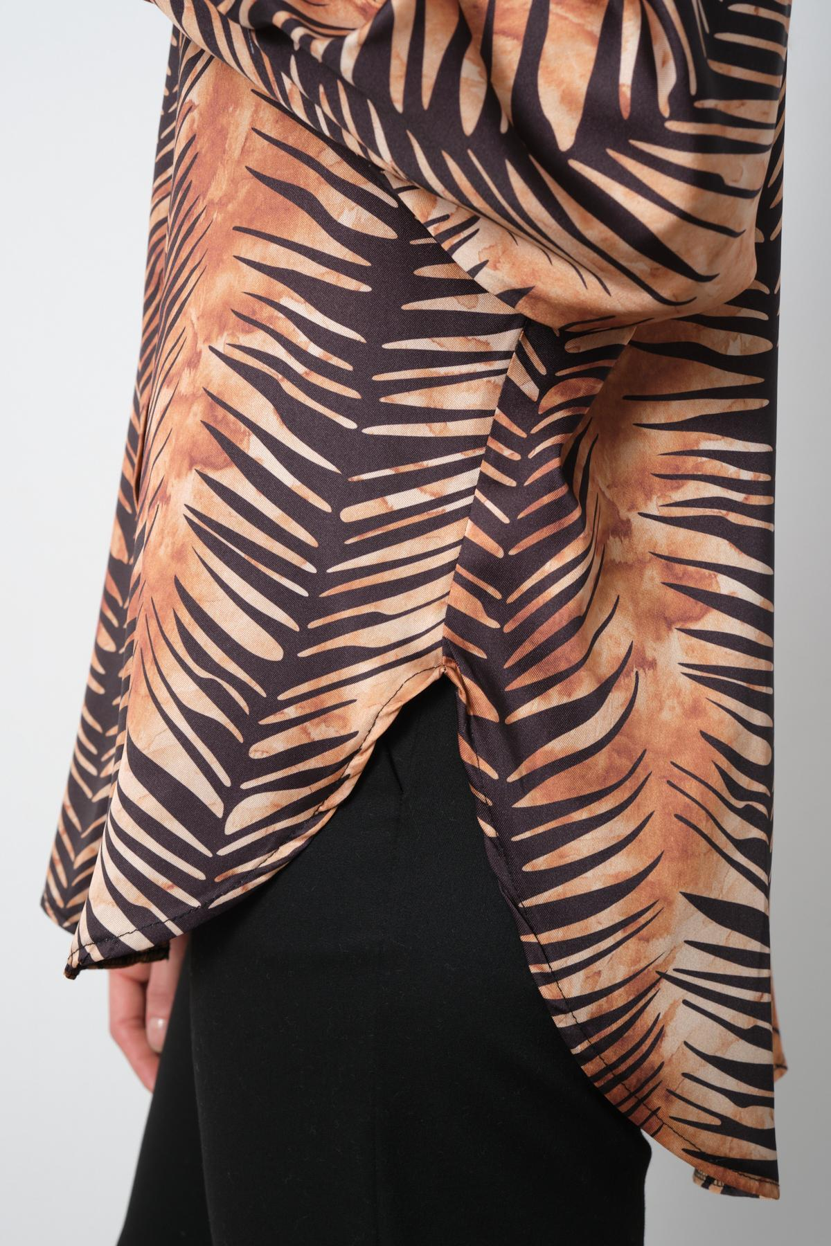 Wholesale Women Patterned Satin Shirt with Accessories on Collar 716898