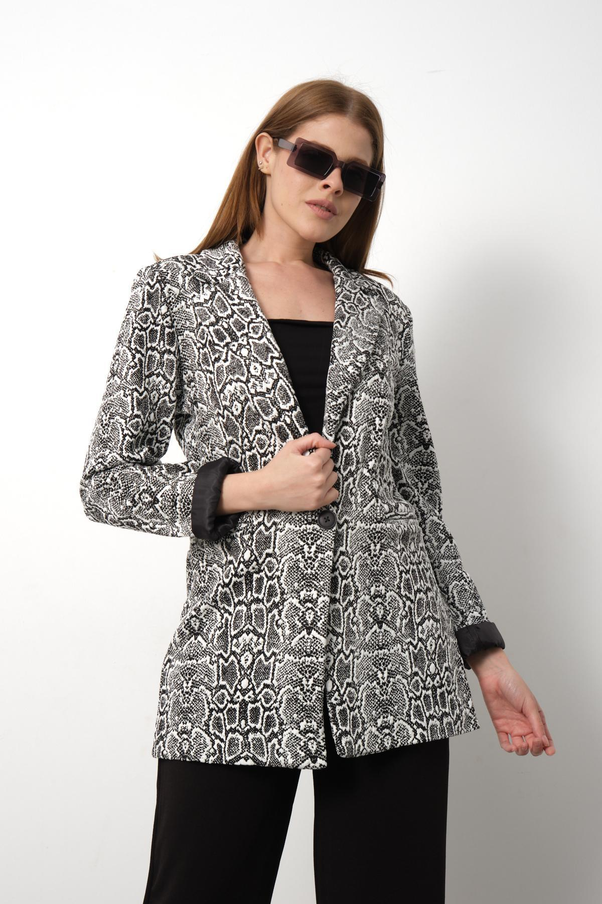 Wholesale Women Python Pattern Notched Collar Welt Pockets Lined Blazer 715579