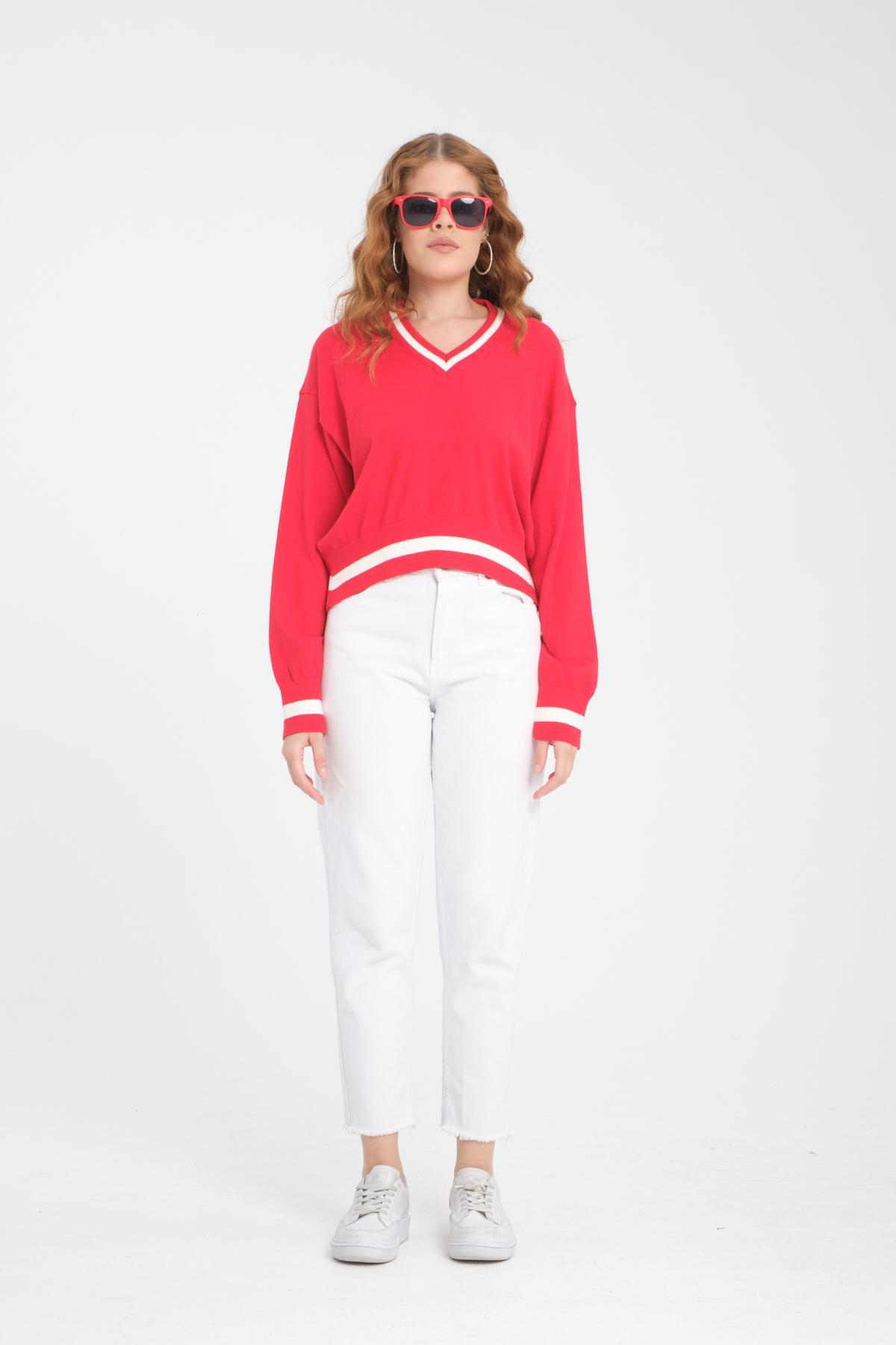 Wholesale Women Red Cropped V-Neck Sweaters 710290