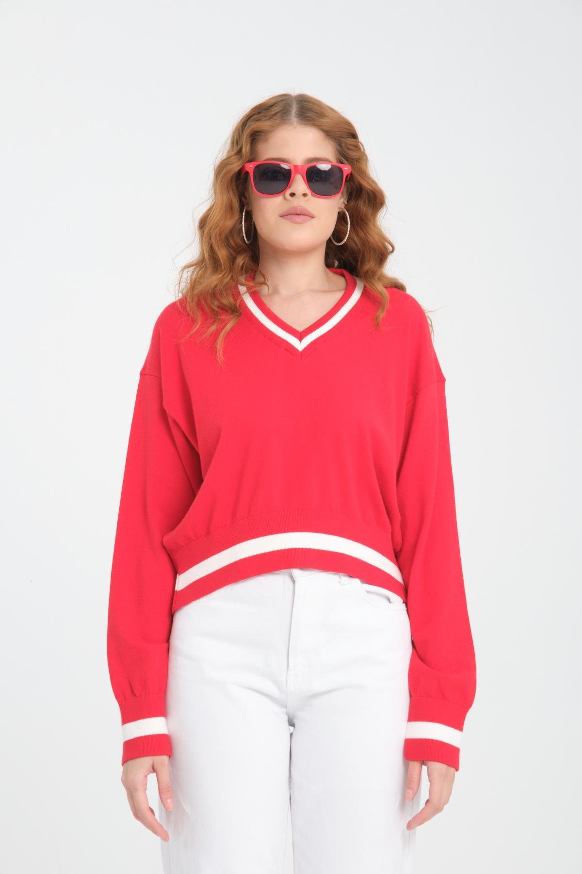 Wholesale Women Red Cropped V-Neck Sweaters 710290