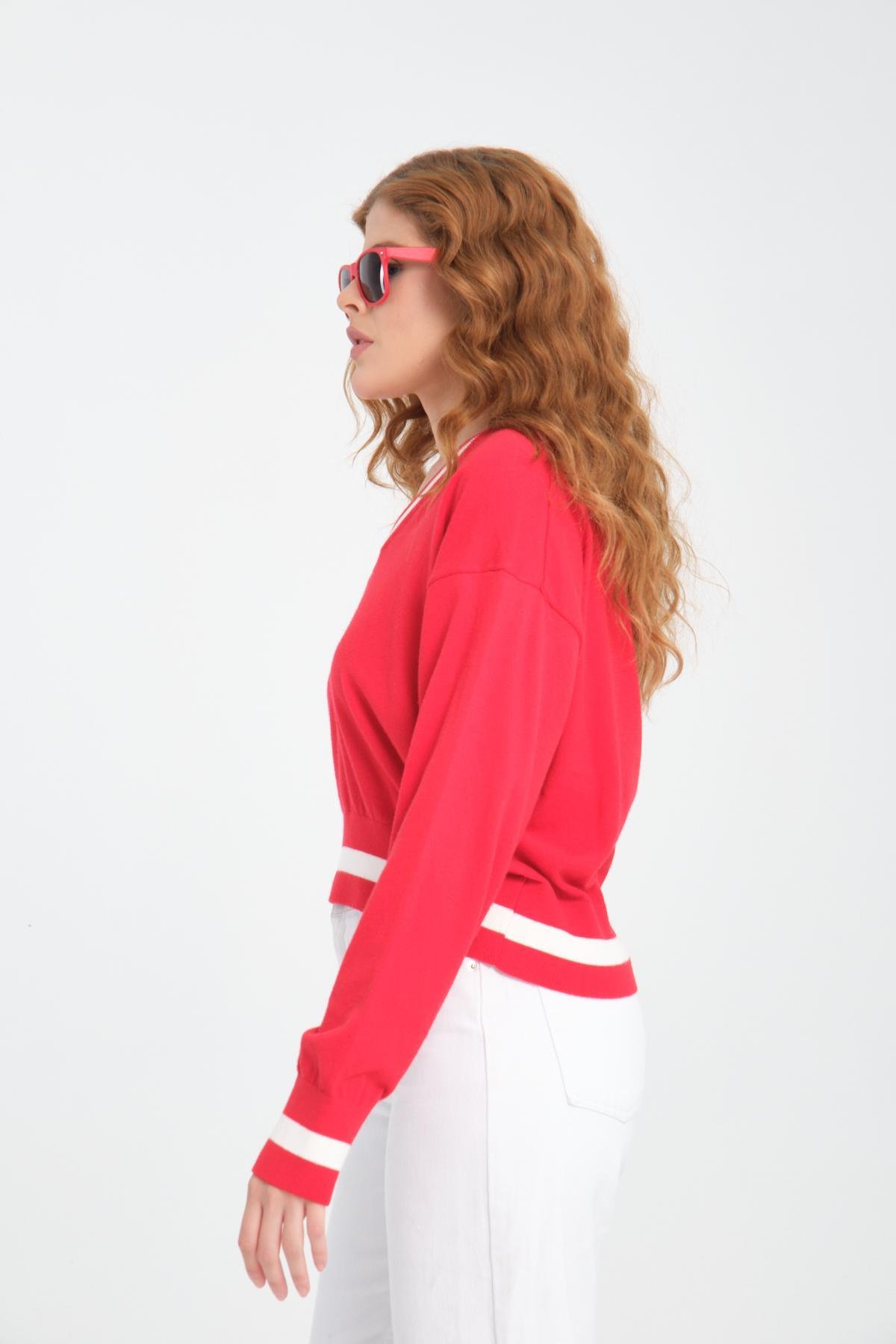 Wholesale Women Red Cropped V-Neck Sweaters 710290