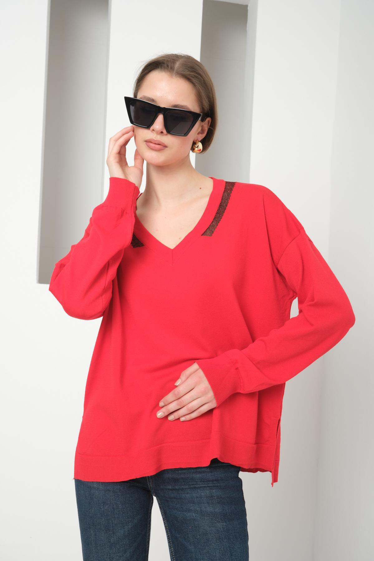 Wholesale Women Red Glitter-Garnished V-Neck Oversized Knit Blouse with Side Slits 724797