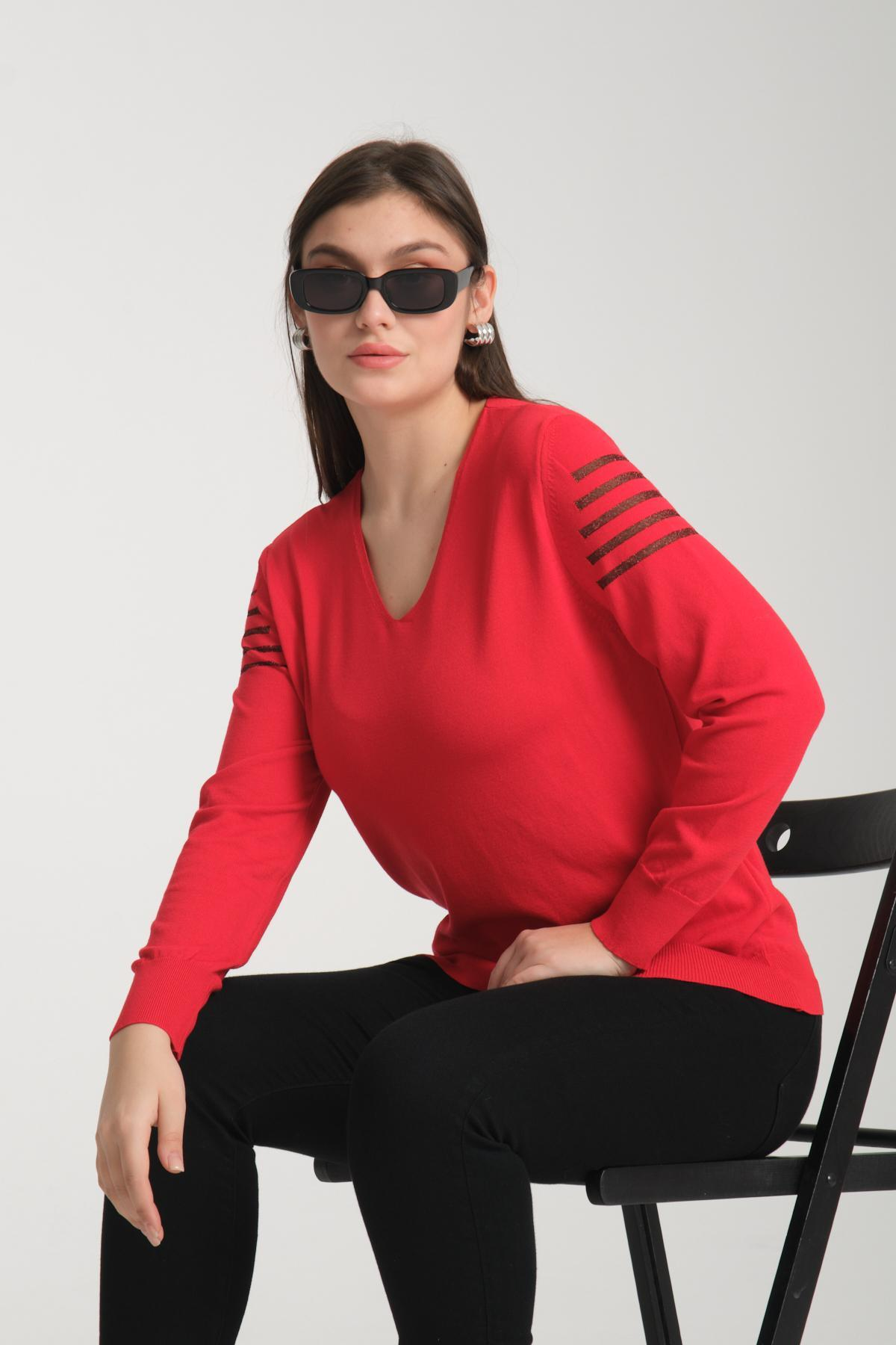 Wholesale Women Red Glitter Garnished V Neck Knit Blouse 722619