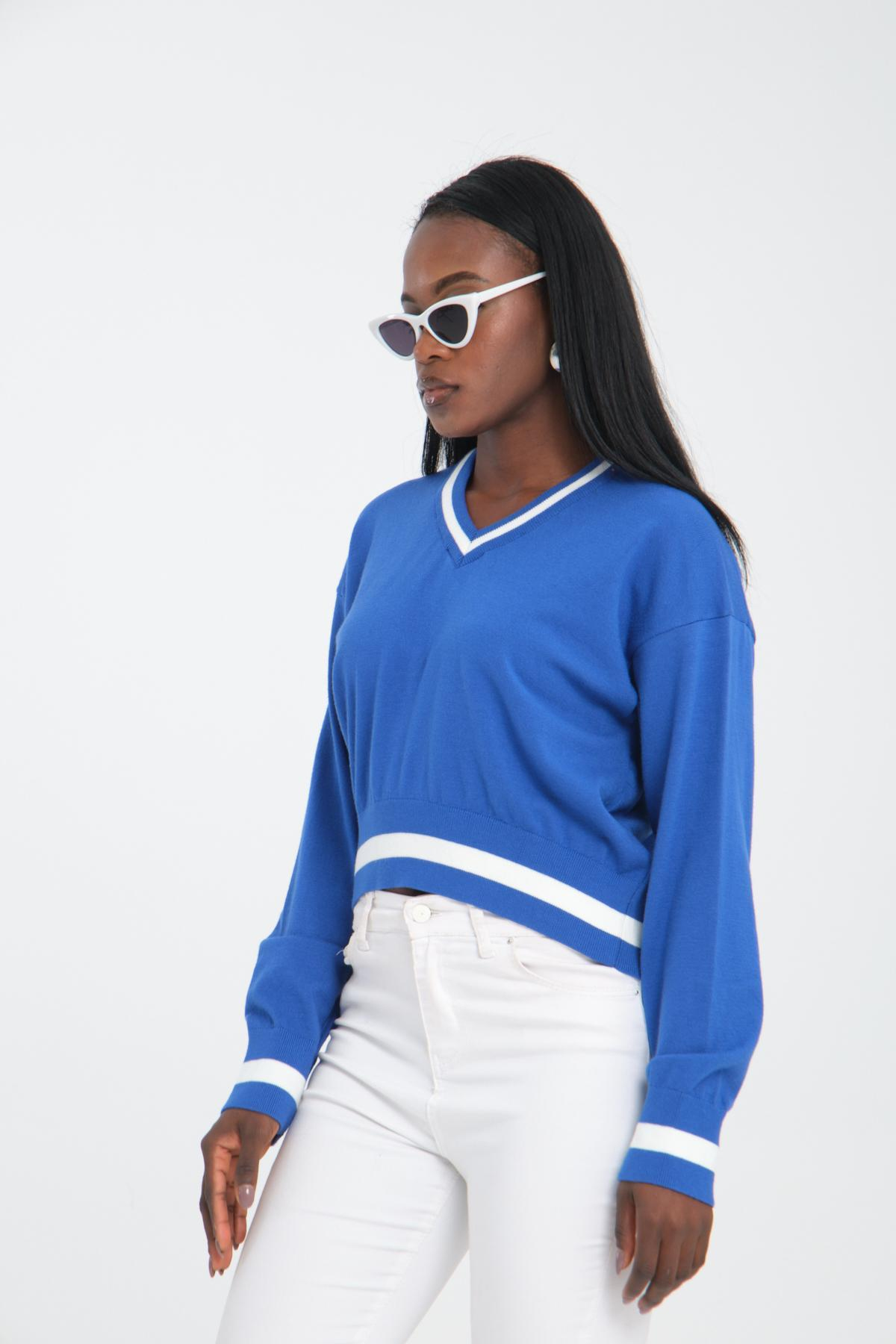 Wholesale Women Sax Blue Cropped V-Neck Sweaters 710292