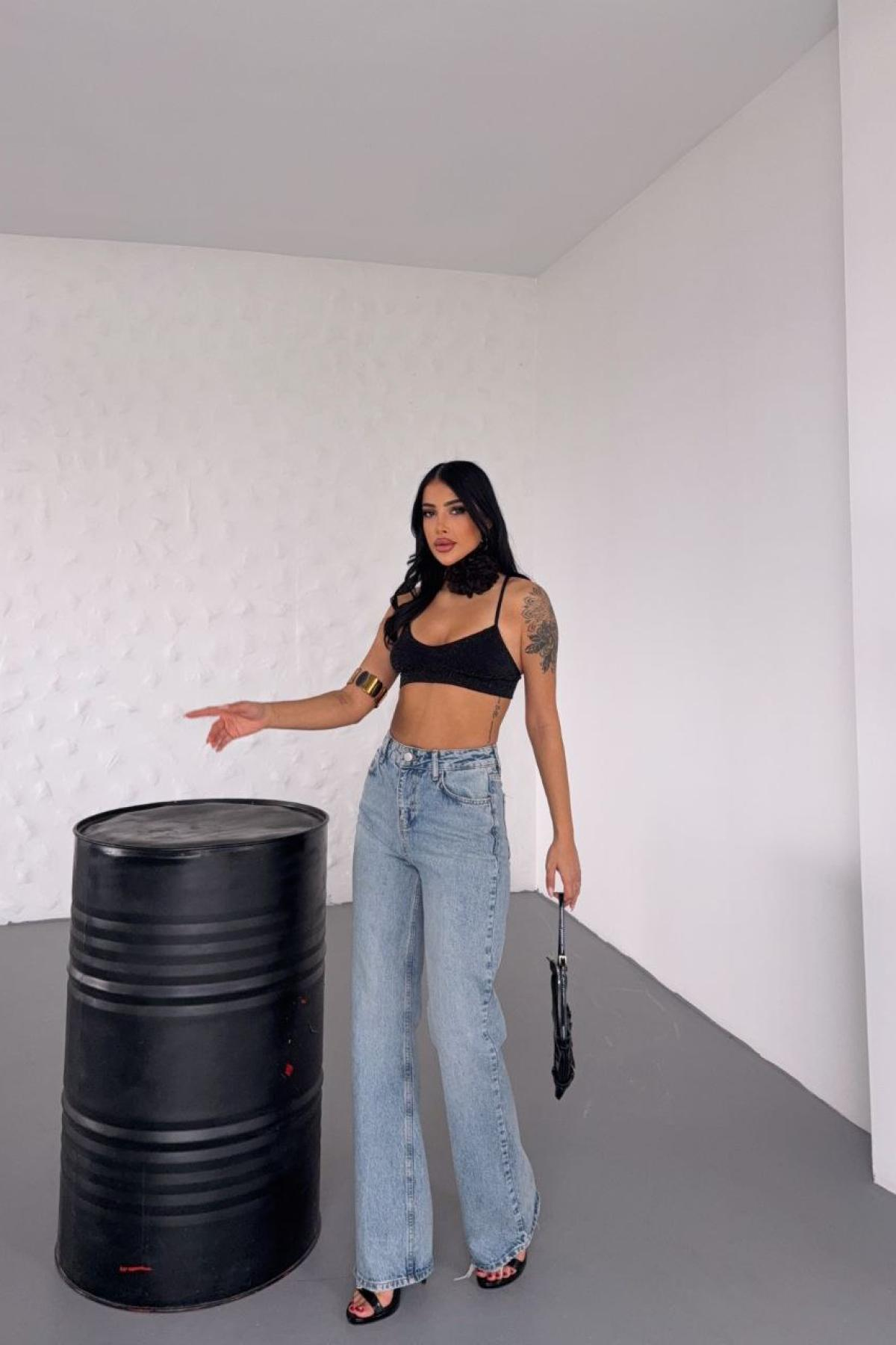 Wholesale Women Sky Blue Straight Leg Jeans 737481