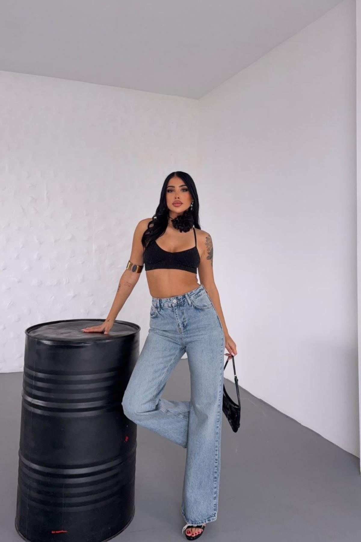 Wholesale Women Sky Blue Straight Leg Jeans 737481