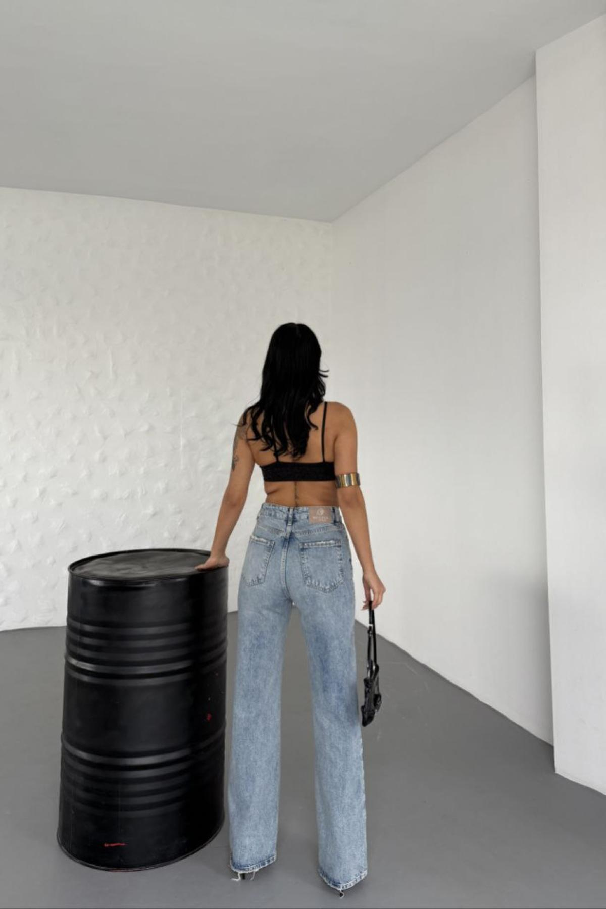 Wholesale Women Sky Blue Straight Leg Jeans 737481
