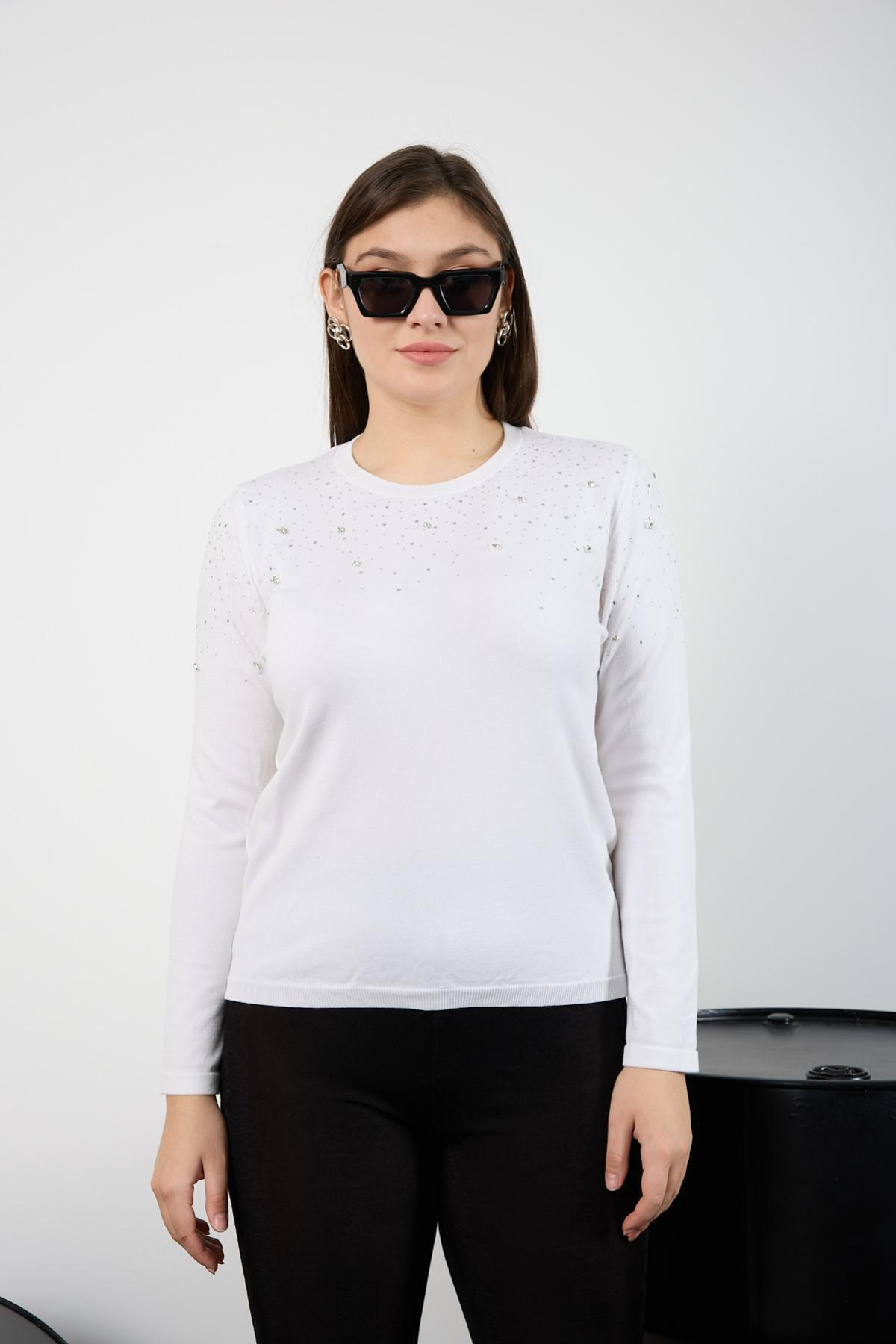 Wholesale Women White Crew Neck Knit Blouse Adorned with Rhinestones 725226