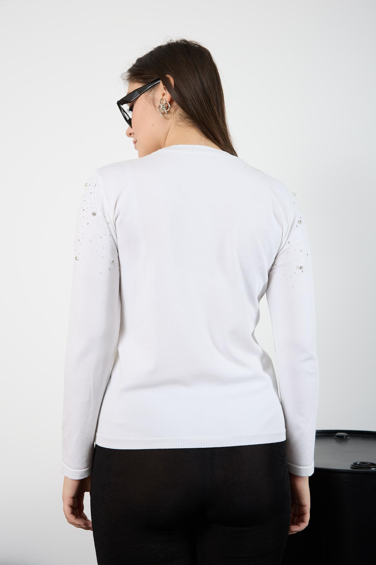 Wholesale Women White Crew Neck Knit Blouse Adorned with Rhinestones 725226