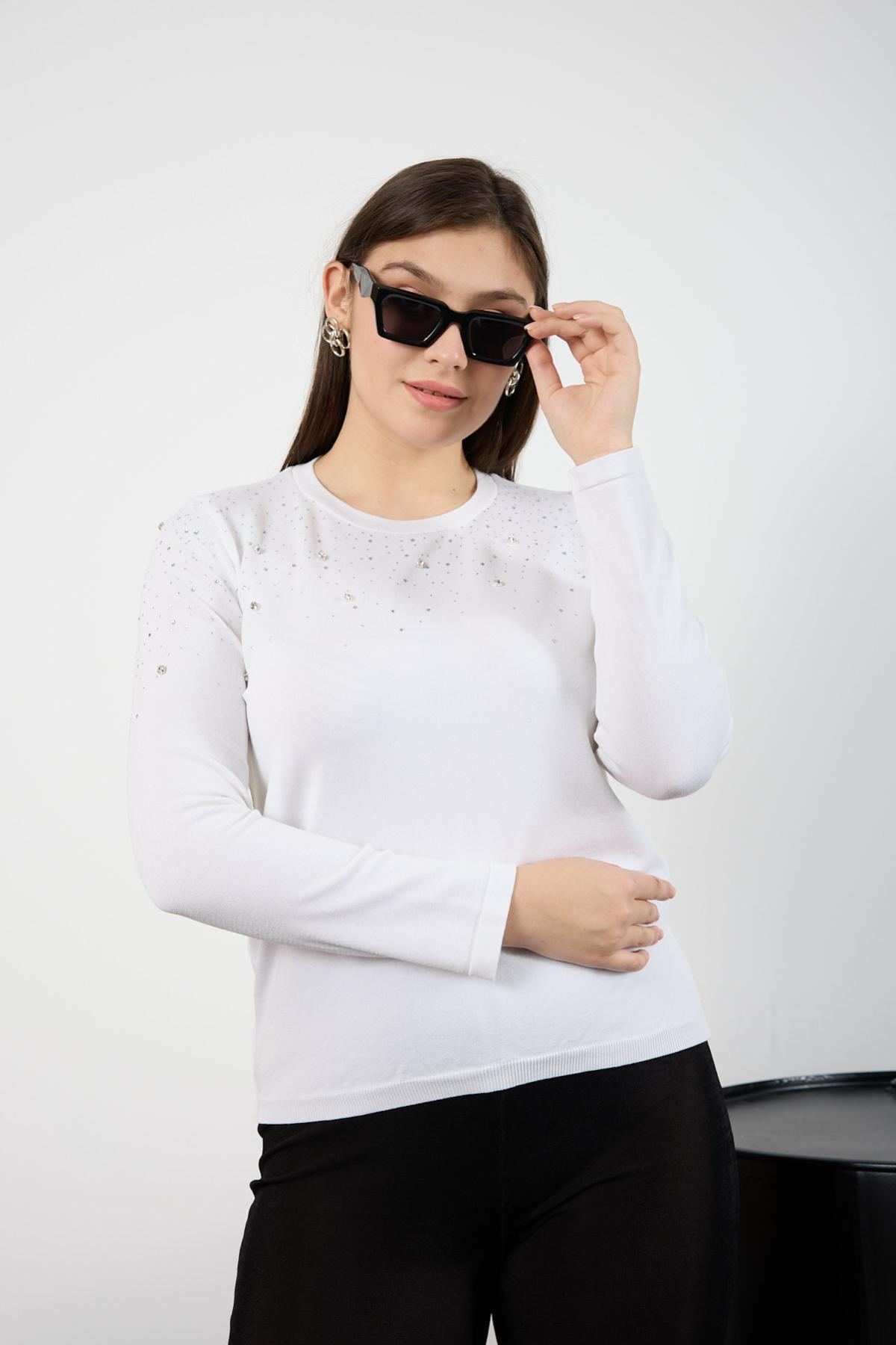 Wholesale Women White Crew Neck Knit Blouse Adorned with Rhinestones 725226