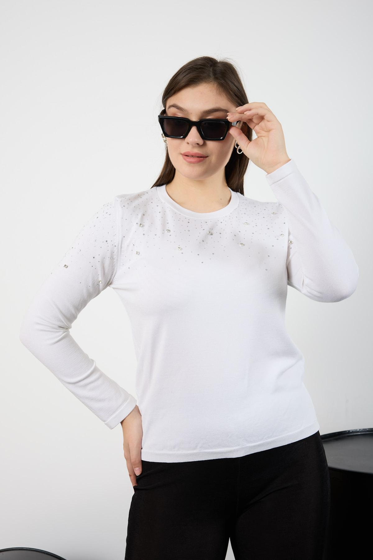Wholesale Women White Crew Neck Knit Blouse Adorned with Rhinestones 725226