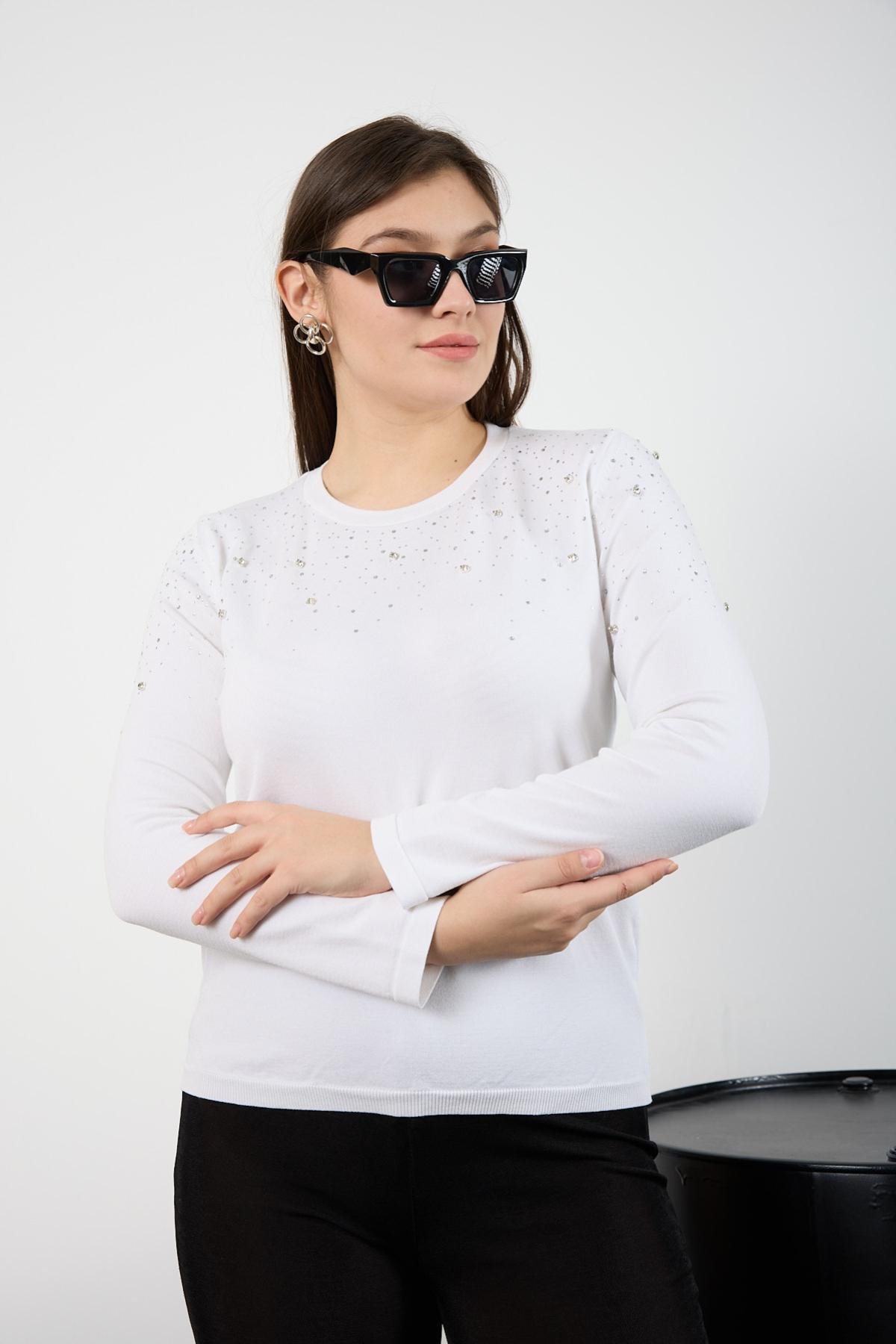 Wholesale Women White Crew Neck Knit Blouse Adorned with Rhinestones 725226