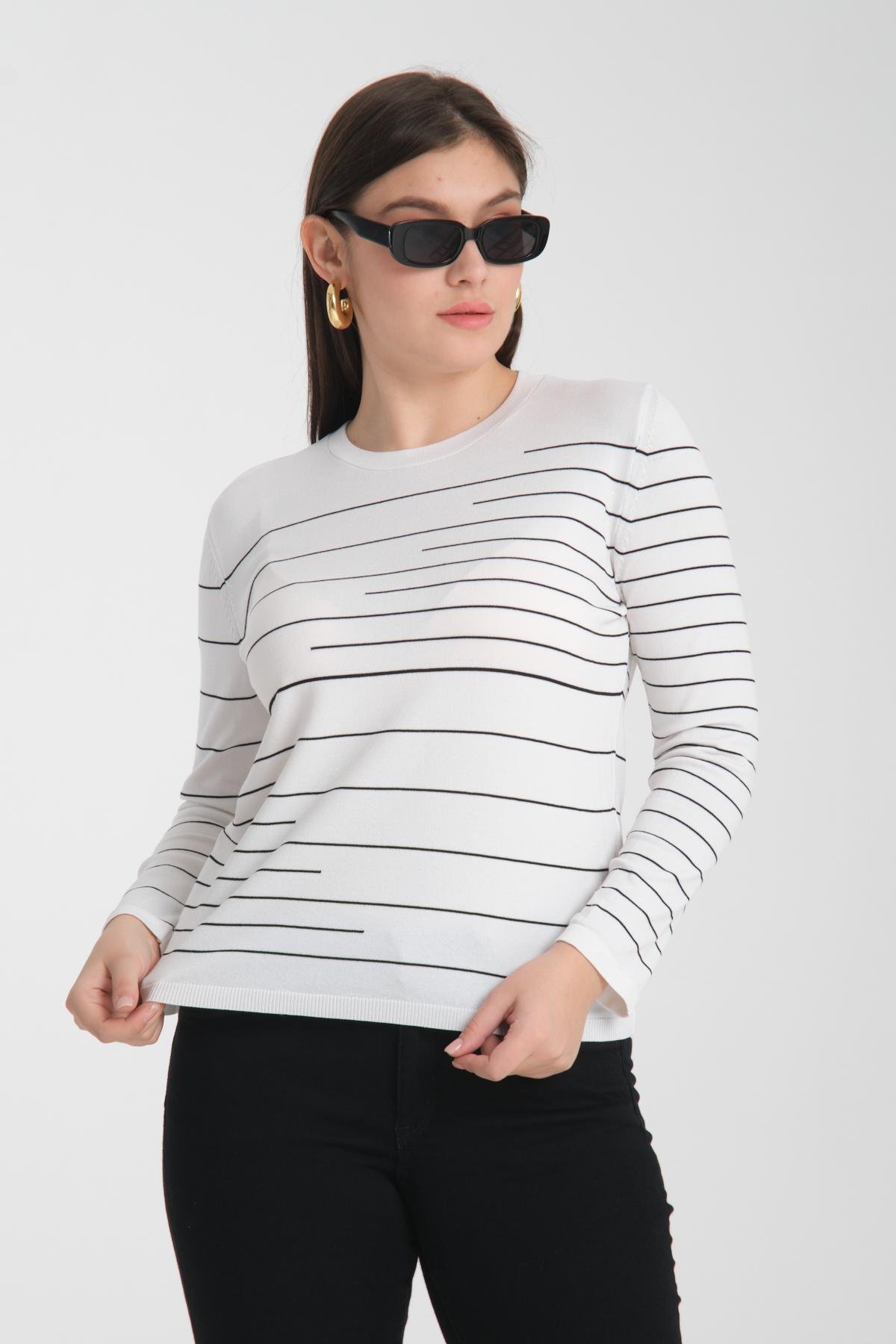Wholesale Women White Crew Neck Striped Knit Blouse 722610