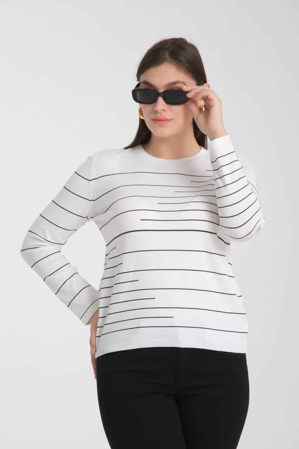 Wholesale Women White Crew Neck Striped Knit Blouse 722610