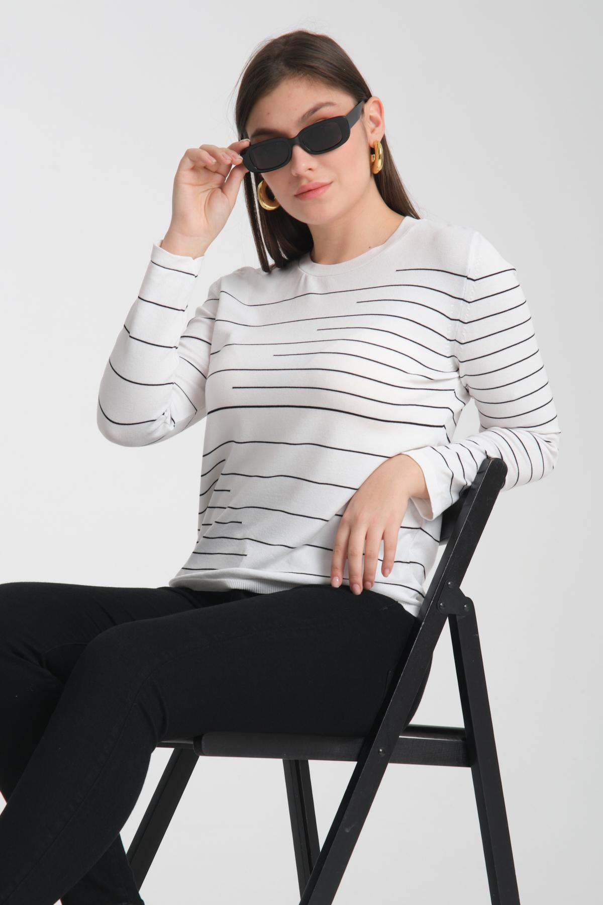 Wholesale Women White Crew Neck Striped Knit Blouse 722610