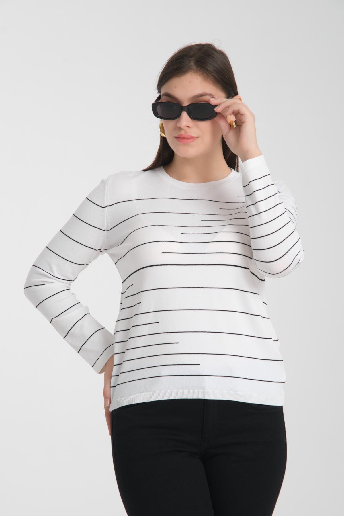 Wholesale Women White Crew Neck Striped Knit Blouse 722610