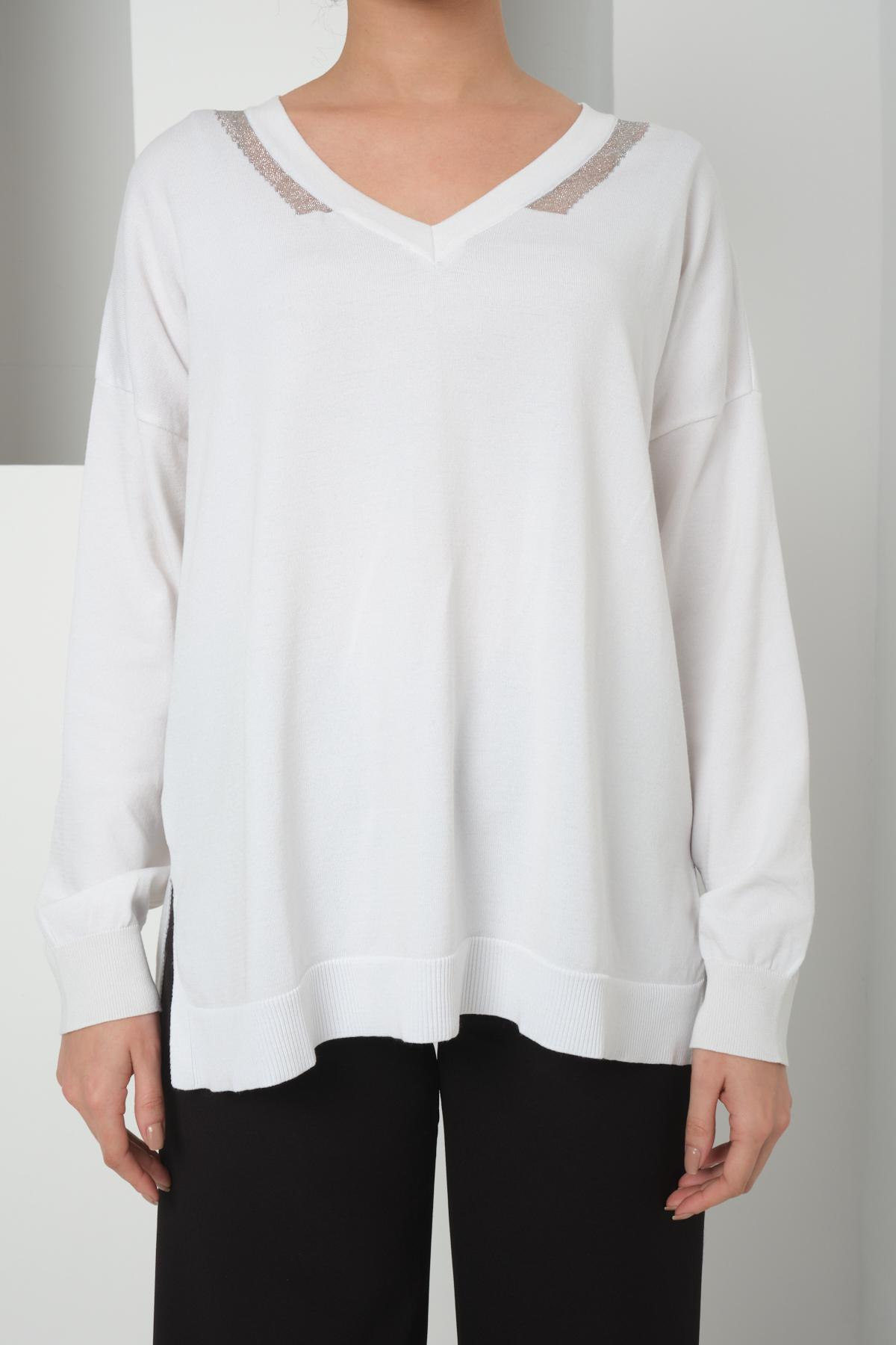 Wholesale Women White Glitter-Garnished V-Neck Oversized Knit Blouse with Side Slits 724794