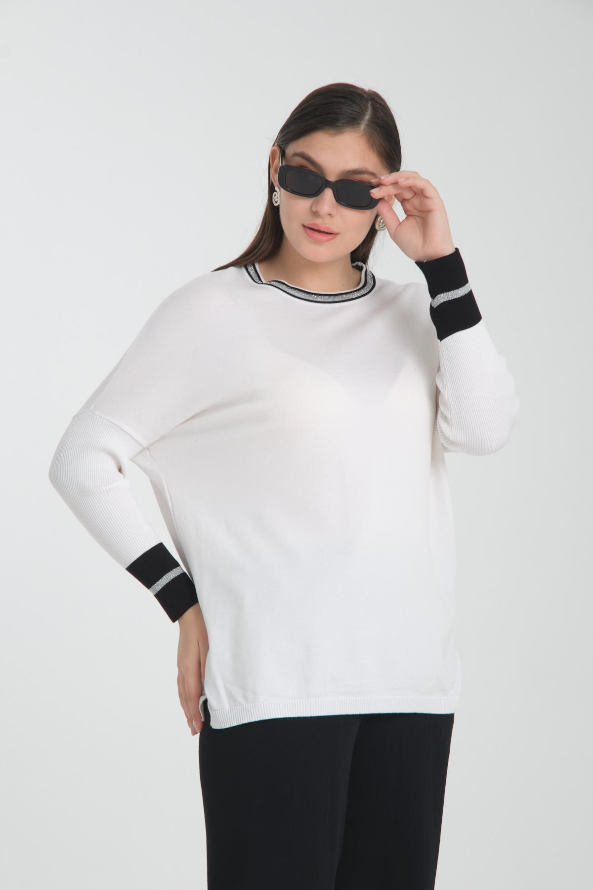 Wholesale Women White Glitter Garnished Crew Neck Knit Blouse with Side Slits 722645