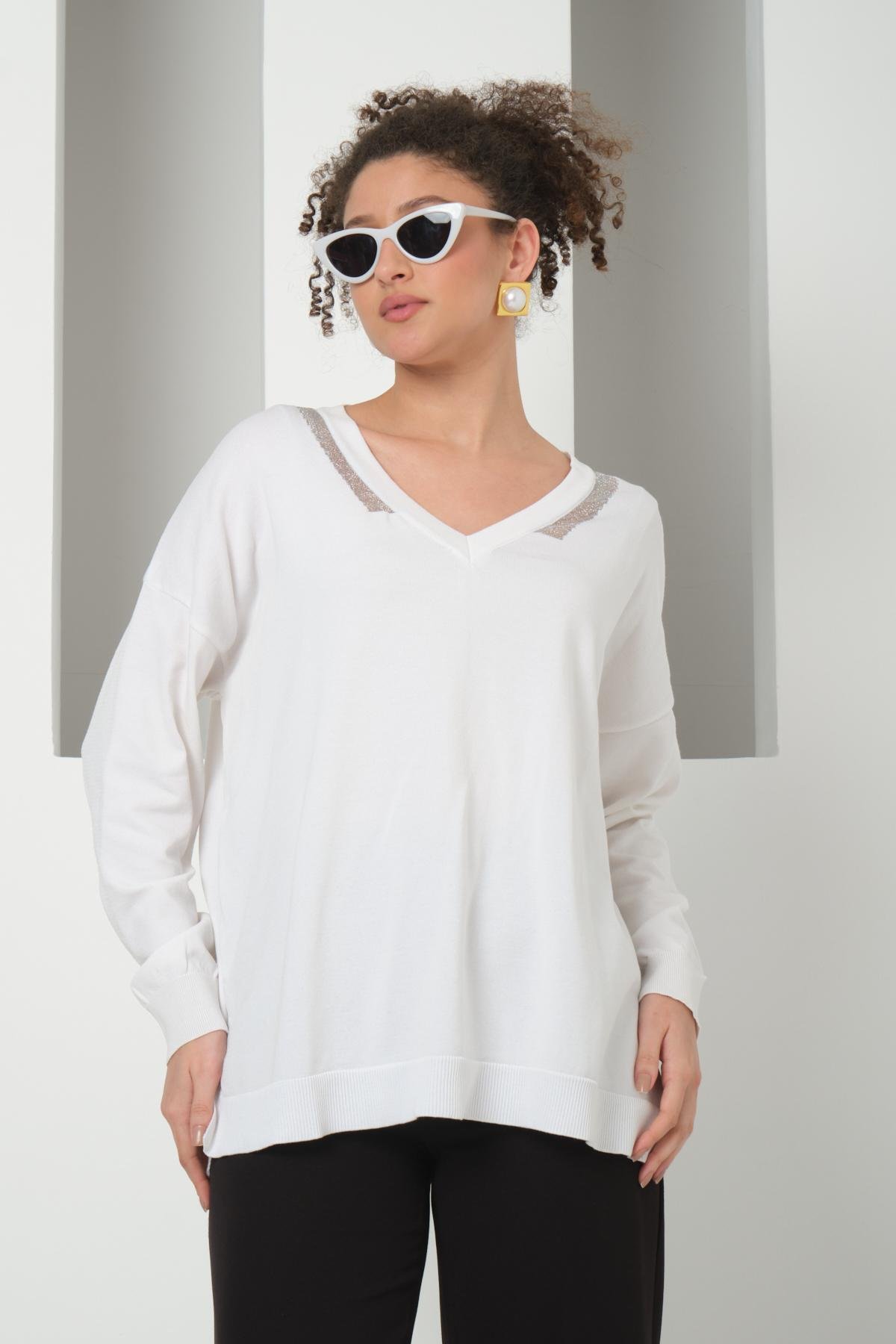 Wholesale Women White Glitter-Garnished V-Neck Oversized Knit Blouse with Side Slits 724794