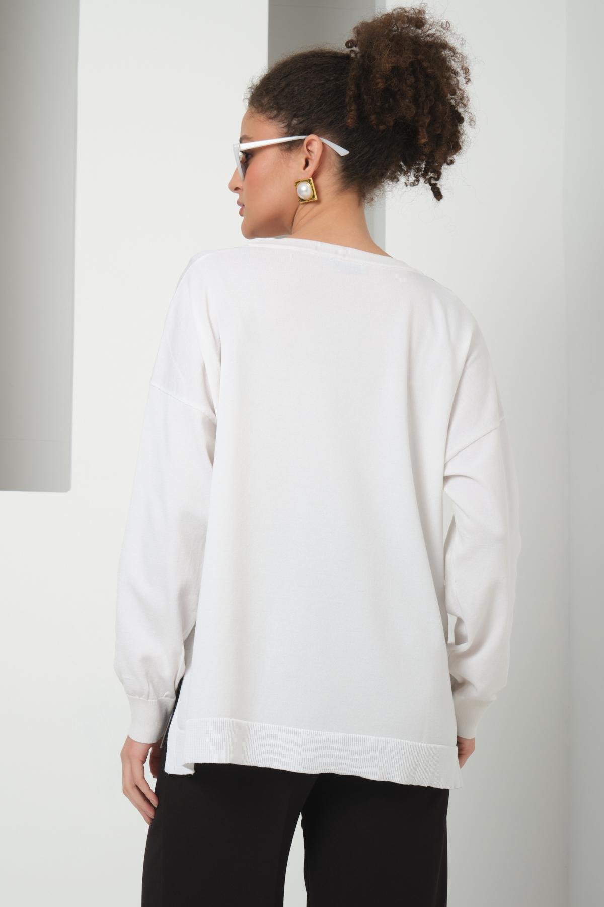 Wholesale Women White Glitter-Garnished V-Neck Oversized Knit Blouse with Side Slits 724794