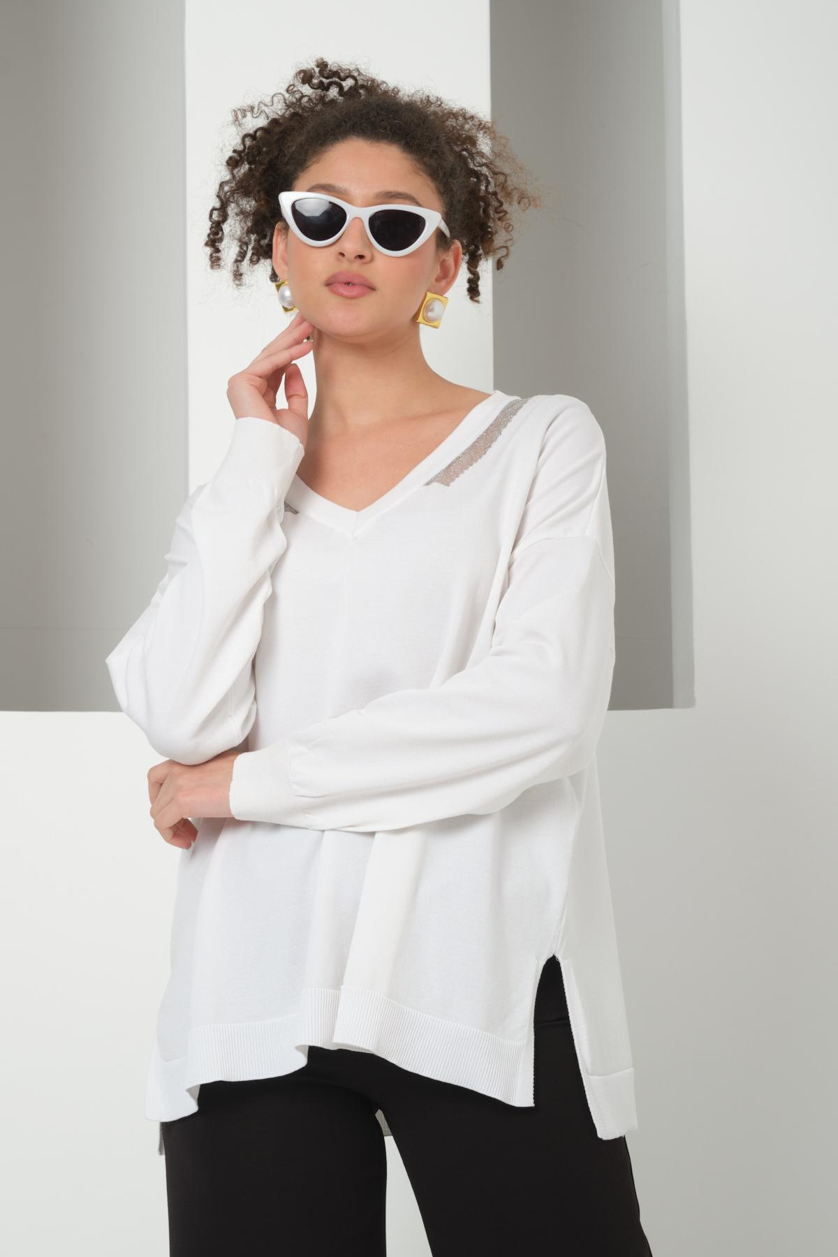 Wholesale Women White Glitter-Garnished V-Neck Oversized Knit Blouse with Side Slits 724794
