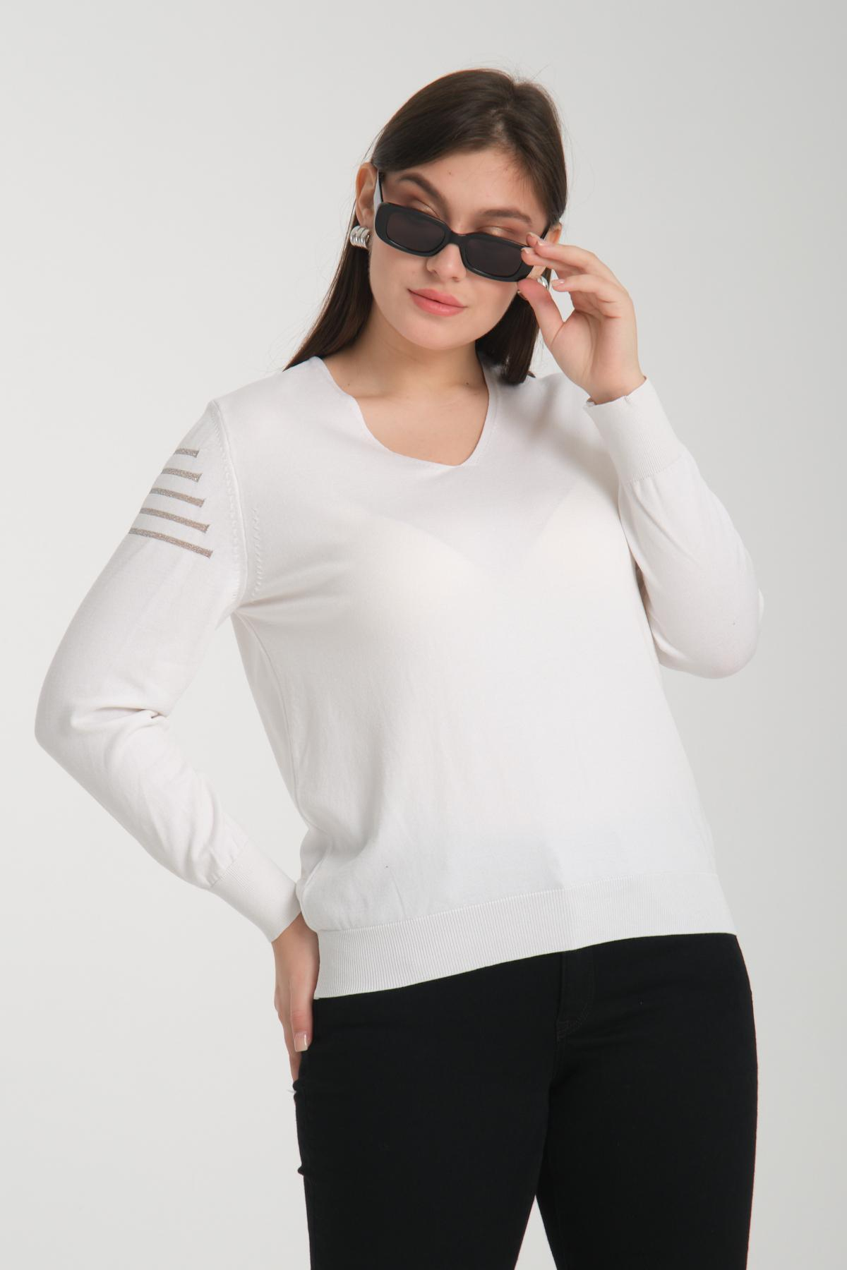 Wholesale Women White Glitter Garnished V Neck Knit Blouse 722618