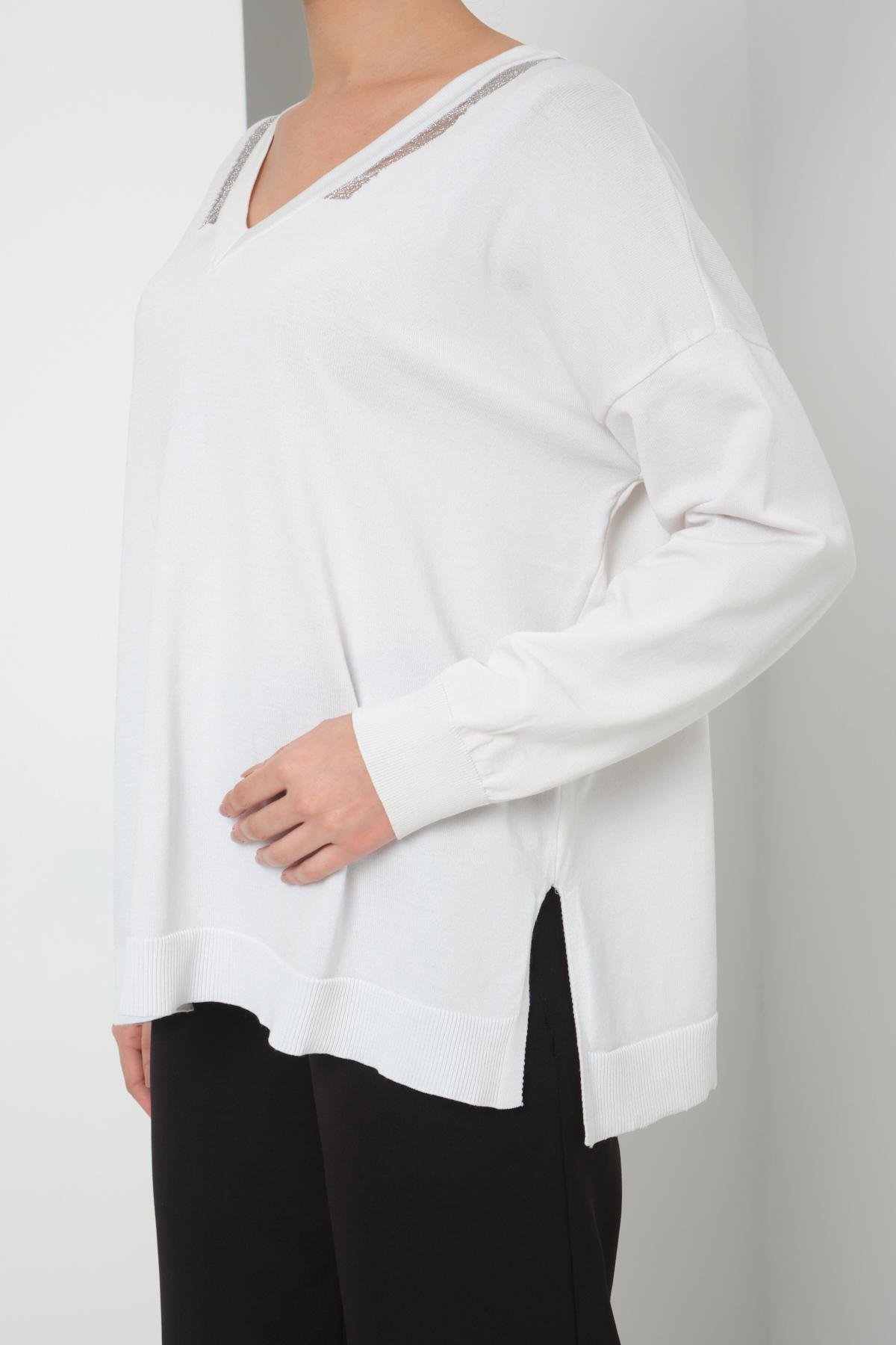 Wholesale Women White Glitter-Garnished V-Neck Oversized Knit Blouse with Side Slits 724794