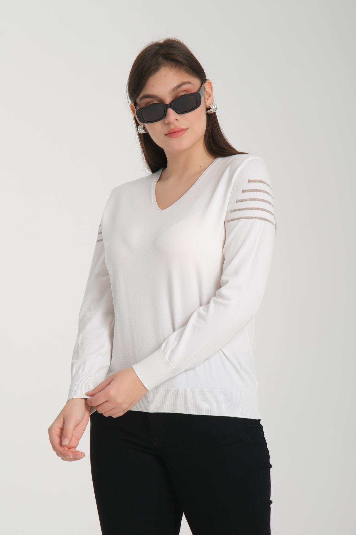 Wholesale Women White Glitter Garnished V Neck Knit Blouse 722618