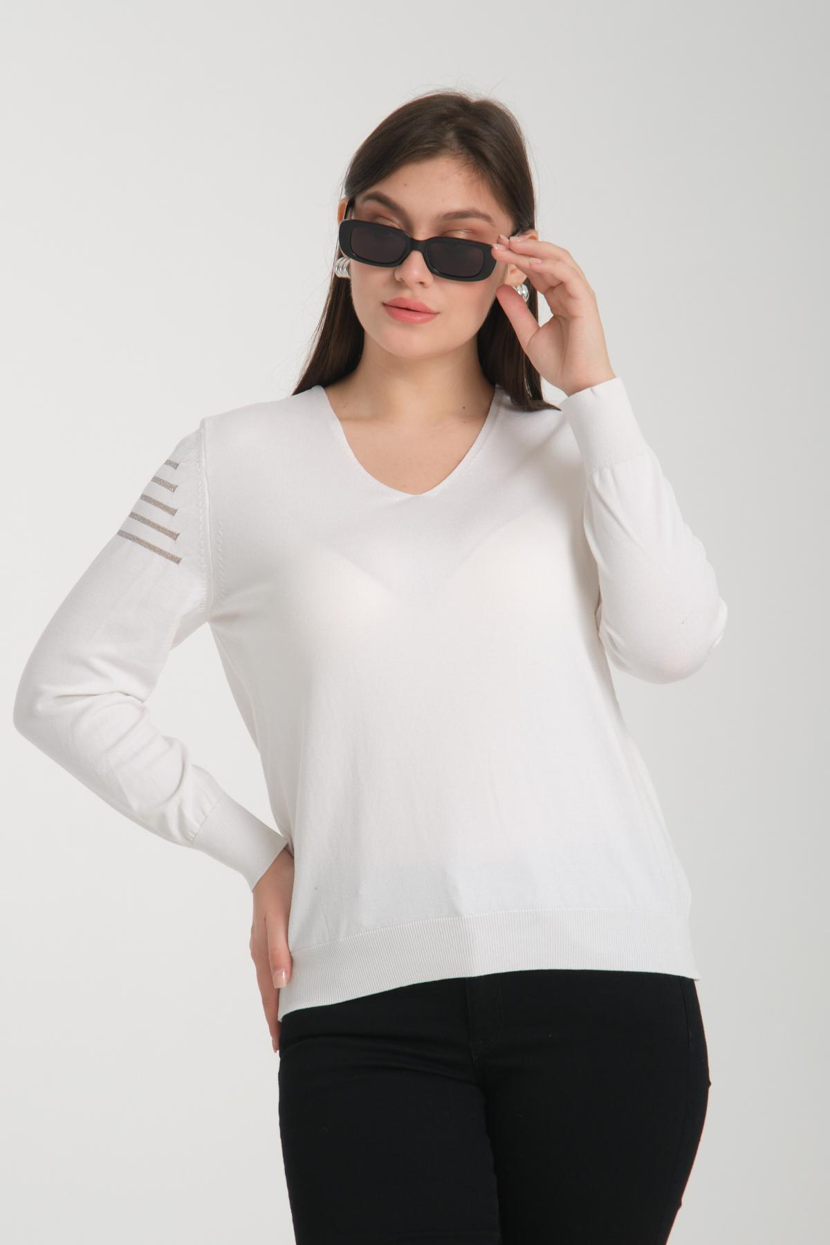Wholesale Women White Glitter Garnished V Neck Knit Blouse 722618