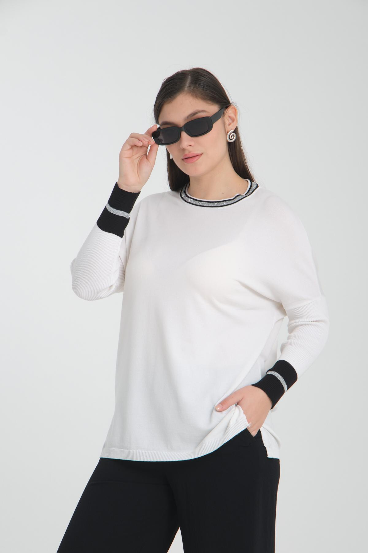 Wholesale Women White Glitter Garnished Crew Neck Knit Blouse with Side Slits 722645
