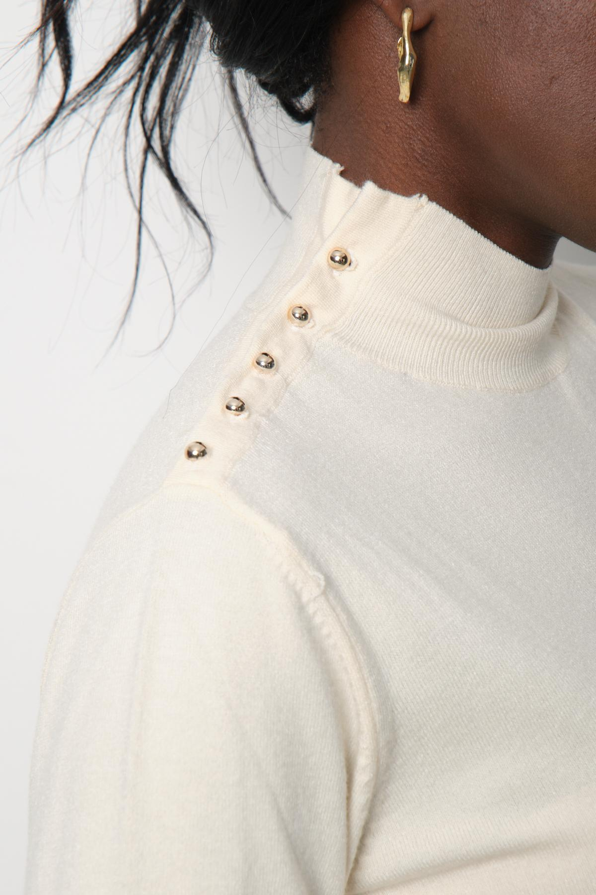 Wholesale Women White Mock-Neck Sweaters 711151