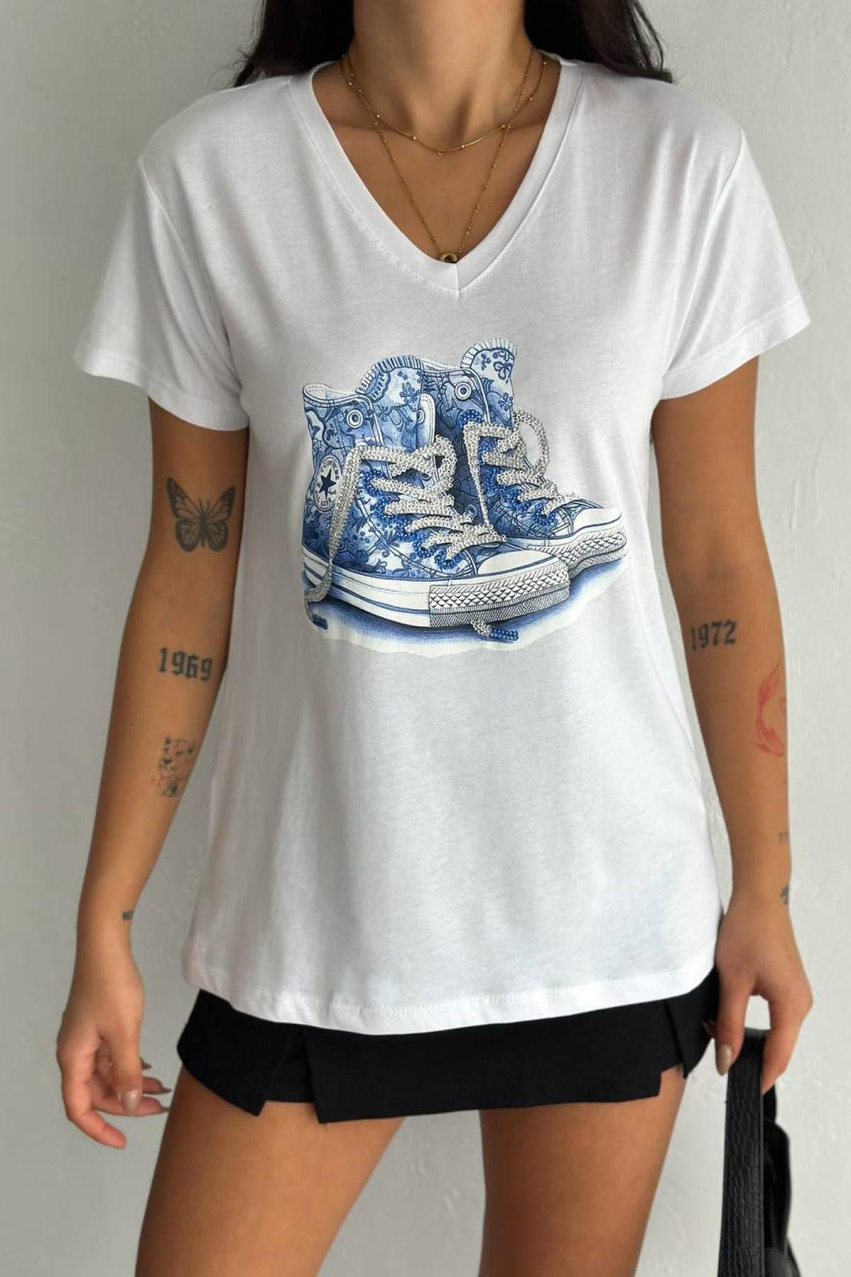 Wholesale Women White Printed V-Neck T-shirt 720120