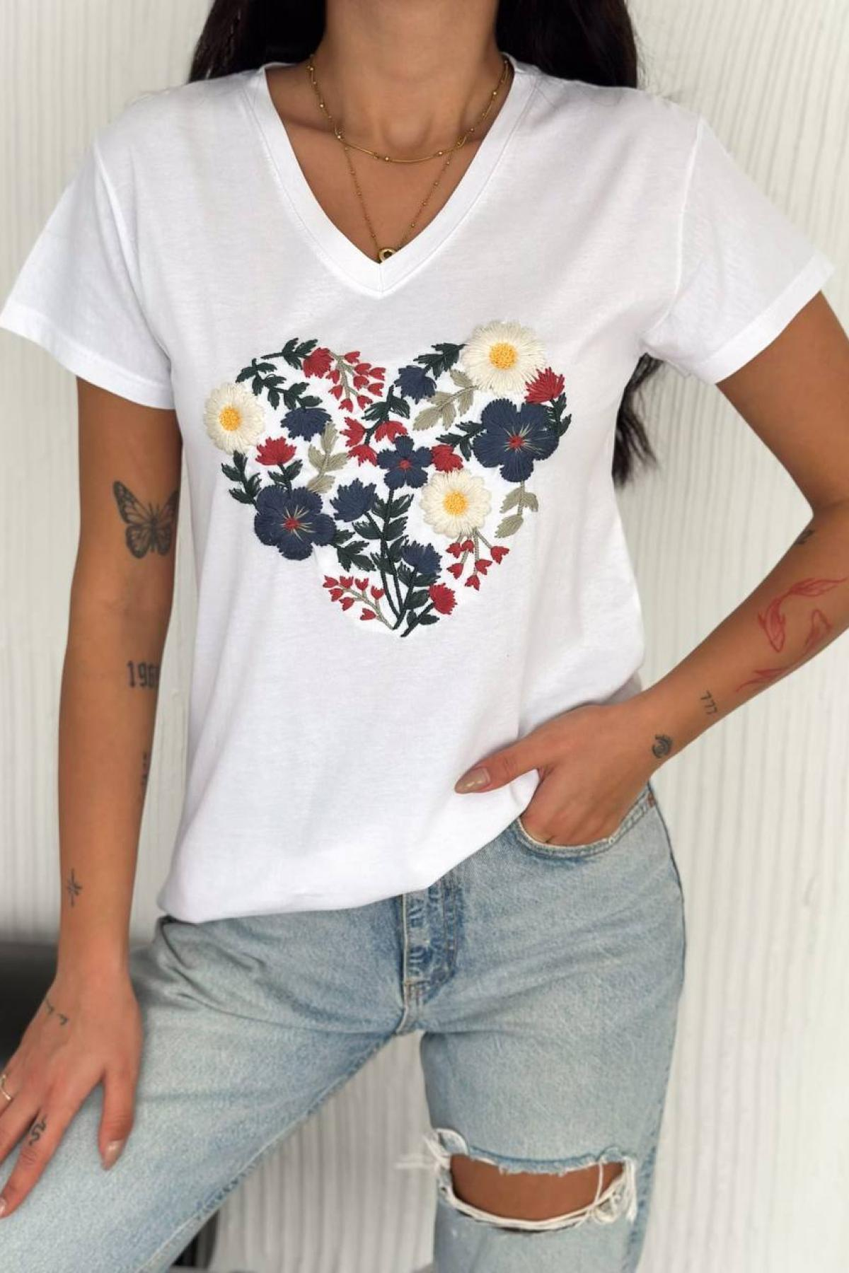 Wholesale Women White Printed V-Neck T-shirt 720131