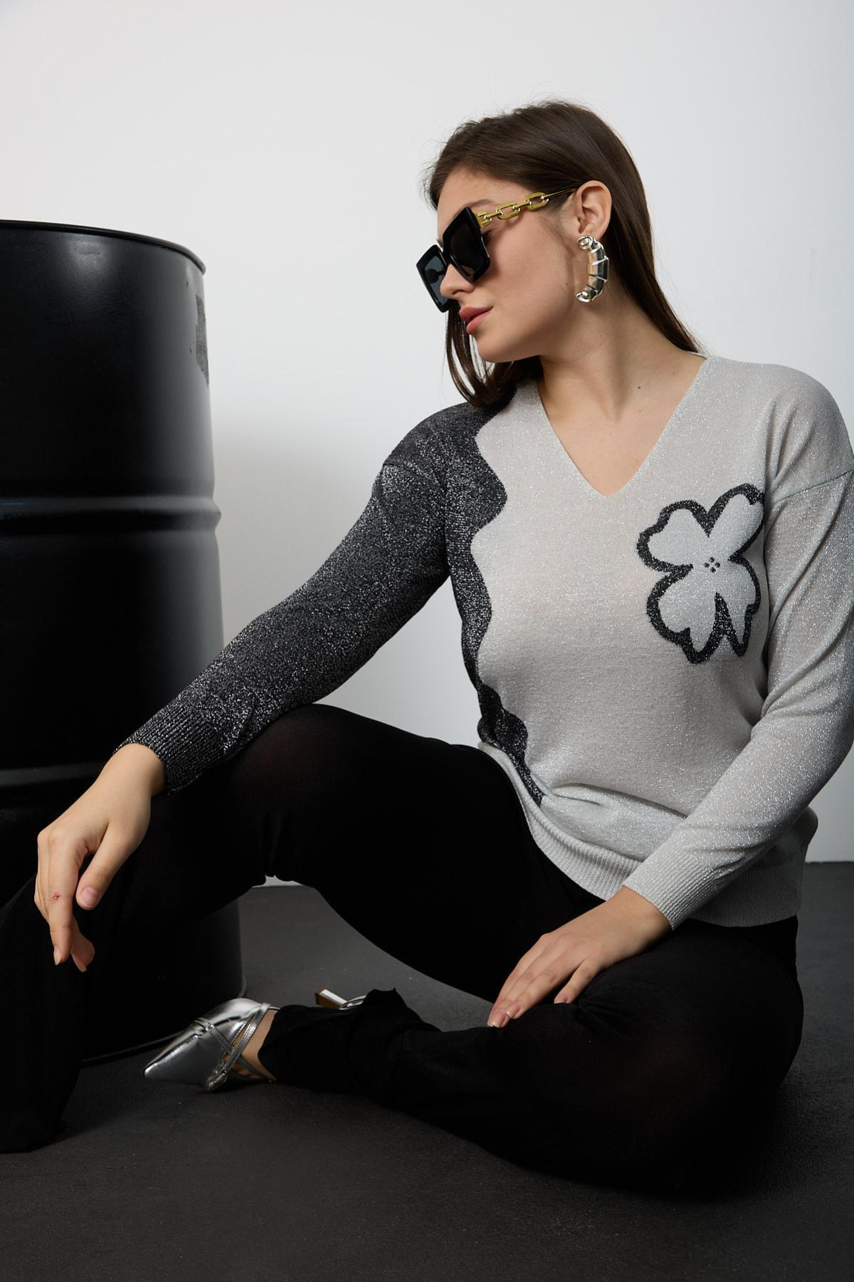 Wholesale Women White Two Tone Glittery V-Neck Knit Blouse 725235