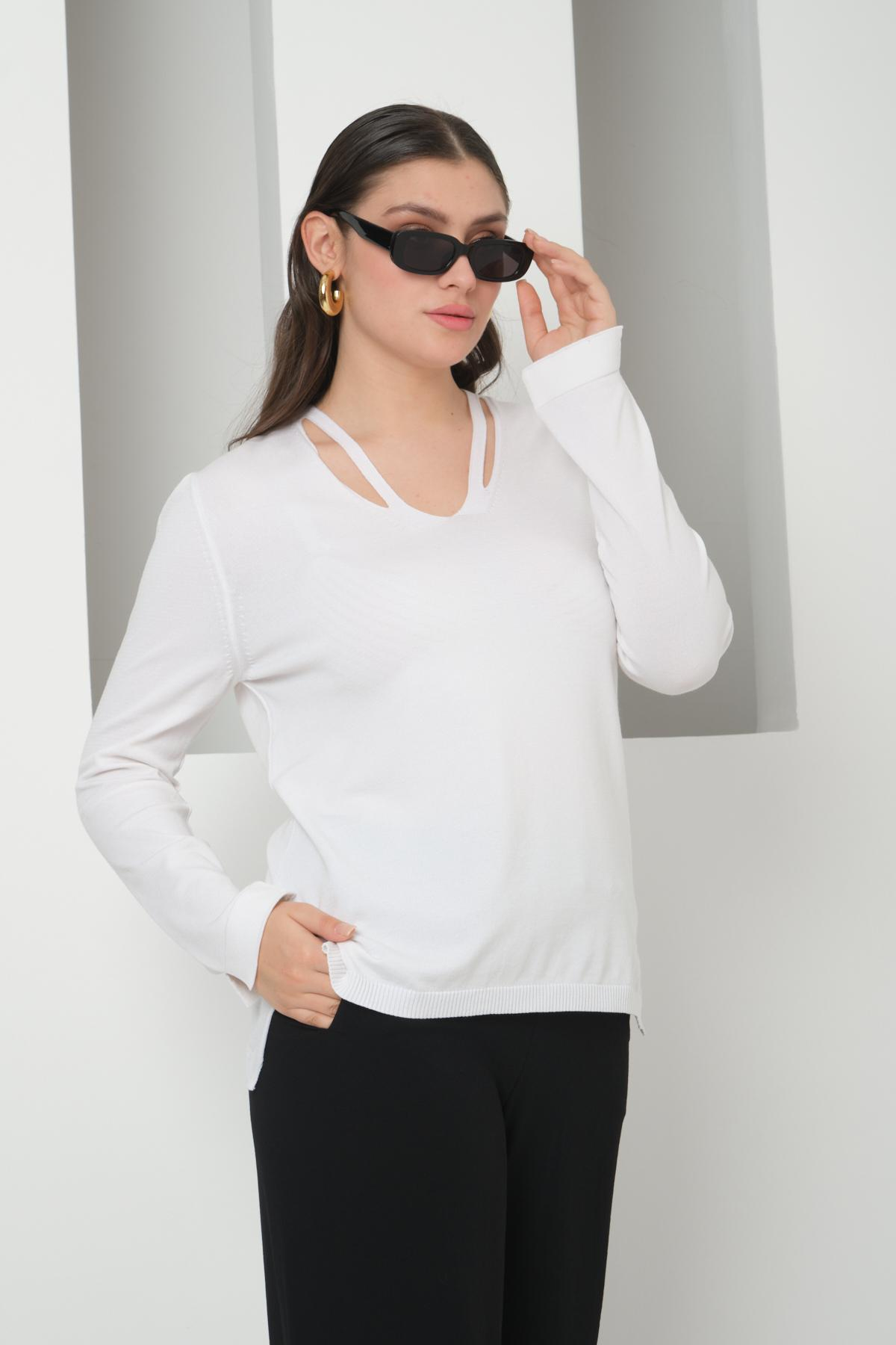 Wholesale Women White V-Neck Cut-Out Knit Blouse with Side Slits 724802