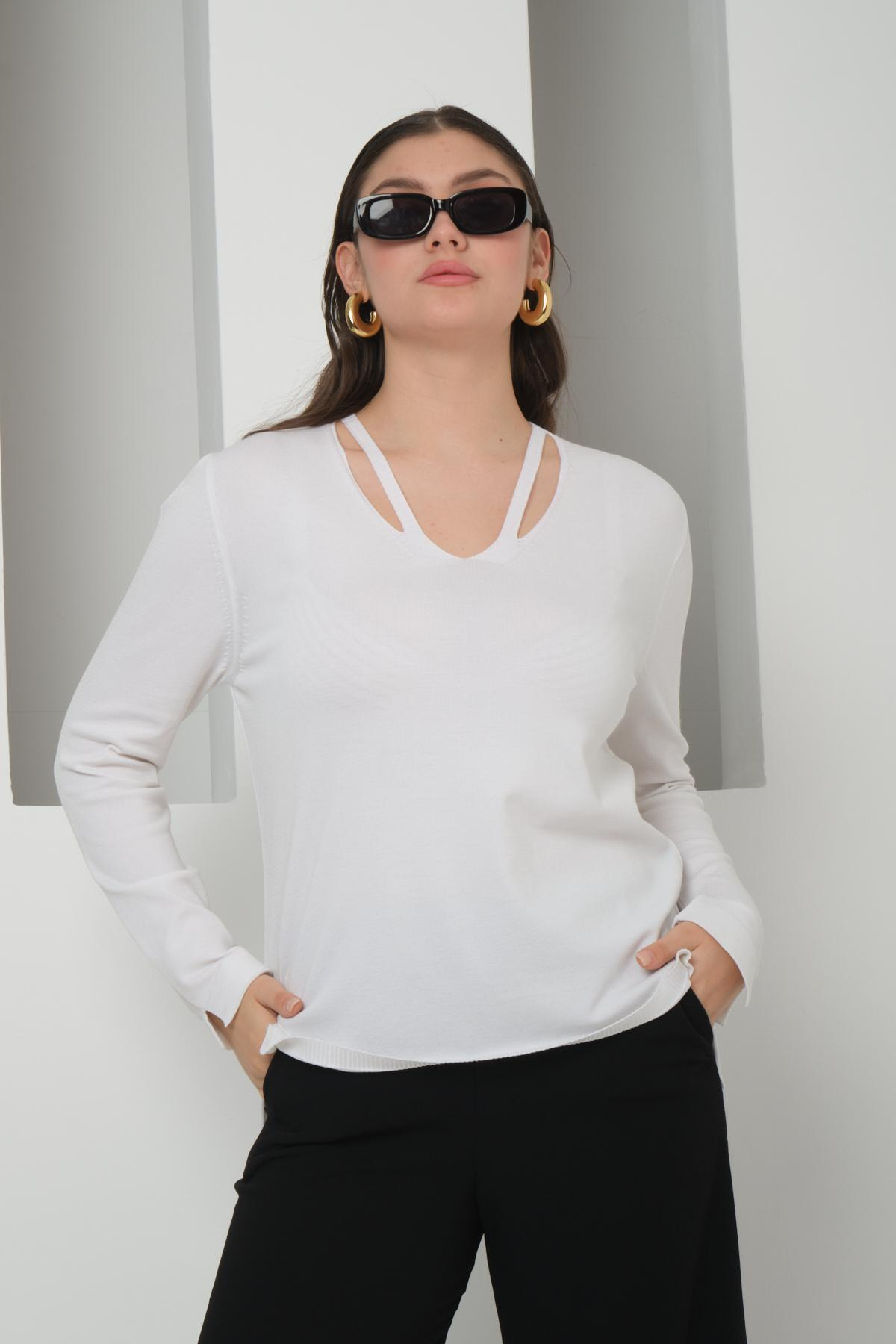 Wholesale Women White V-Neck Cut-Out Knit Blouse with Side Slits 724802