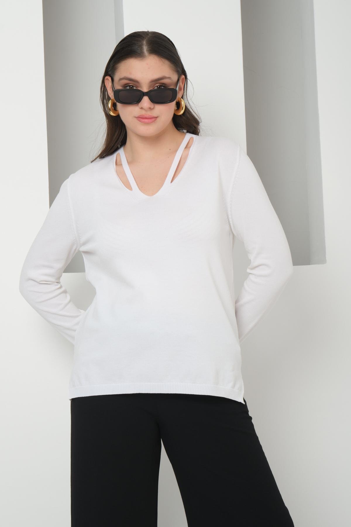 Wholesale Women White V-Neck Cut-Out Knit Blouse with Side Slits 724802