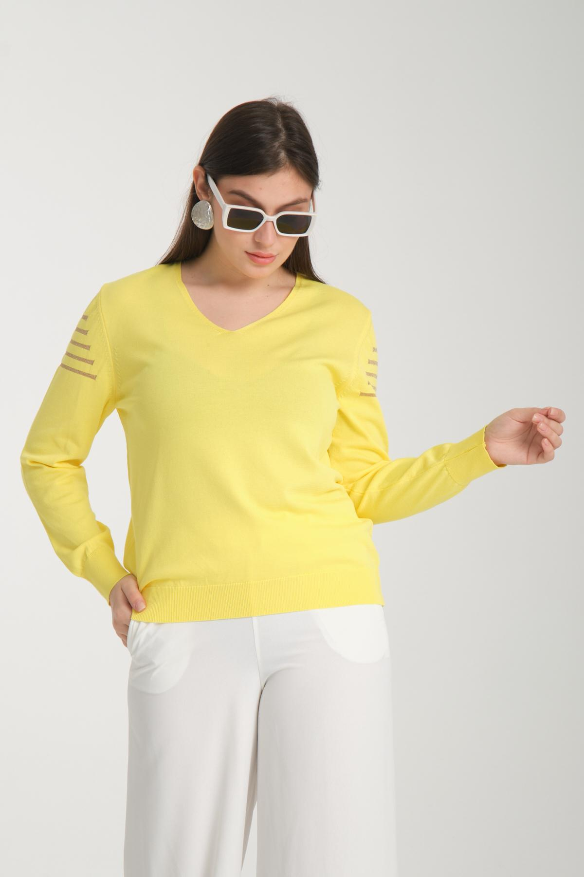 Wholesale Women Yellow Glitter Garnished V Neck Knit Blouse 722622