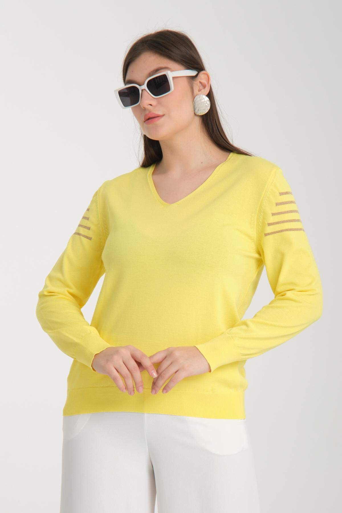 Wholesale Women Yellow Glitter Garnished V Neck Knit Blouse 722622