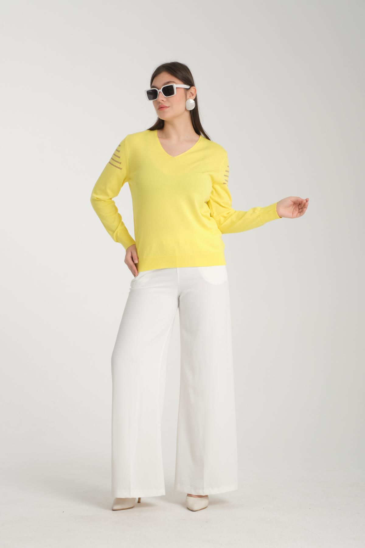 Wholesale Women Yellow Glitter Garnished V Neck Knit Blouse 722622