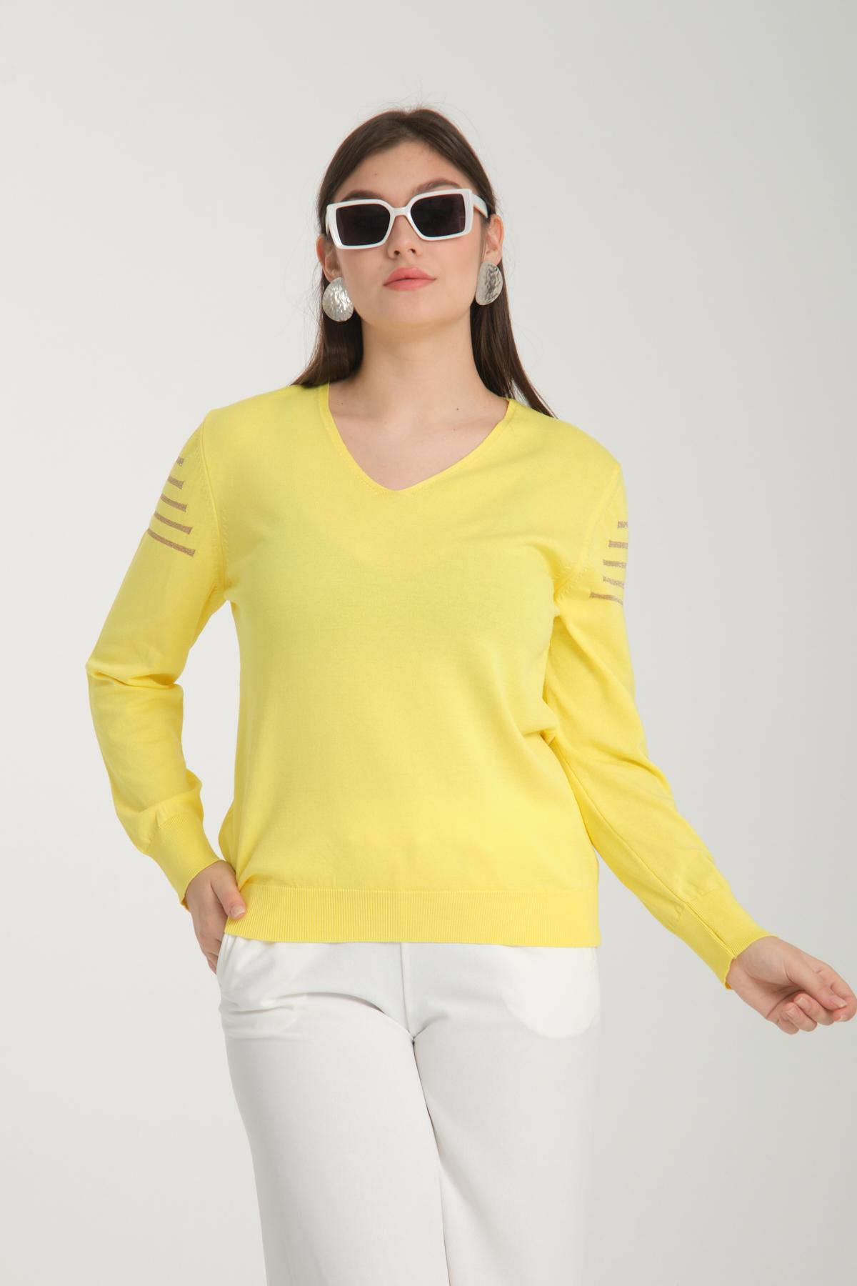 Wholesale Women Yellow Glitter Garnished V Neck Knit Blouse 722622