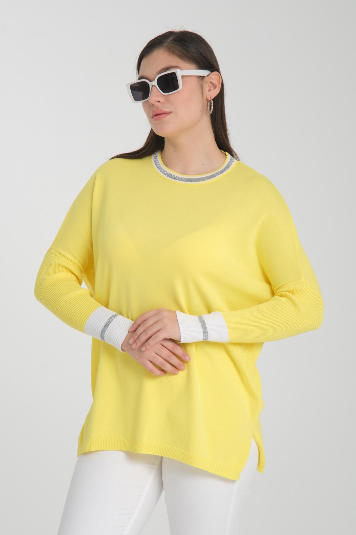Wholesale Women Yellow Glitter Garnished Crew Neck Knit Blouse with Side Slits 722647