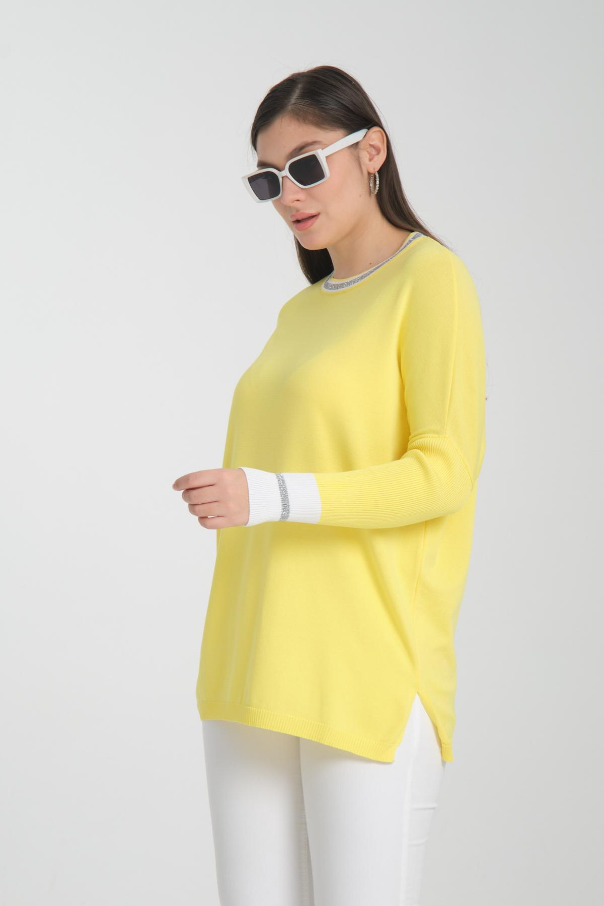 Wholesale Women Yellow Glitter Garnished Crew Neck Knit Blouse with Side Slits 722647