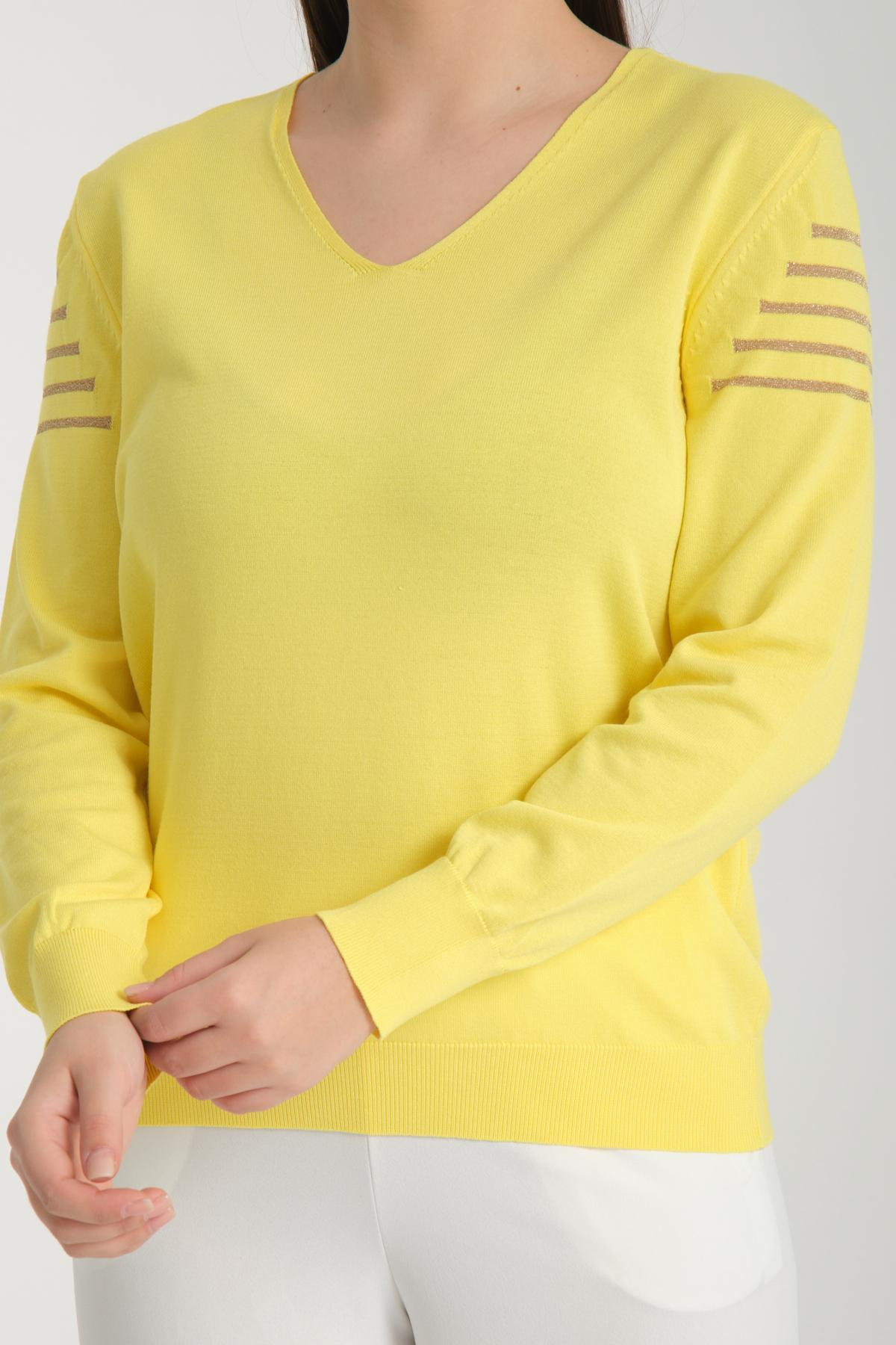 Wholesale Women Yellow Glitter Garnished V Neck Knit Blouse 722622