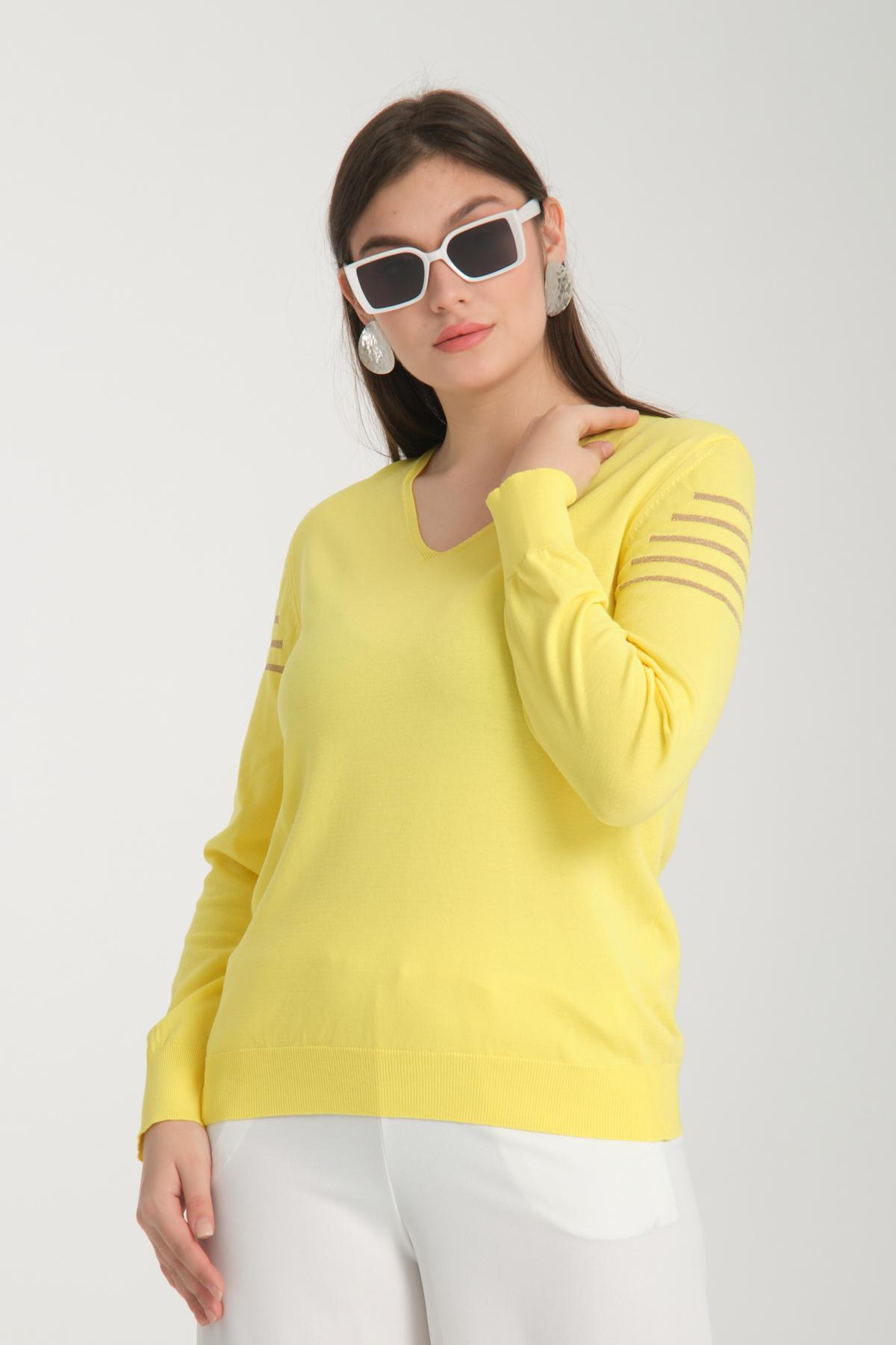 Wholesale Women Yellow Glitter Garnished V Neck Knit Blouse 722622