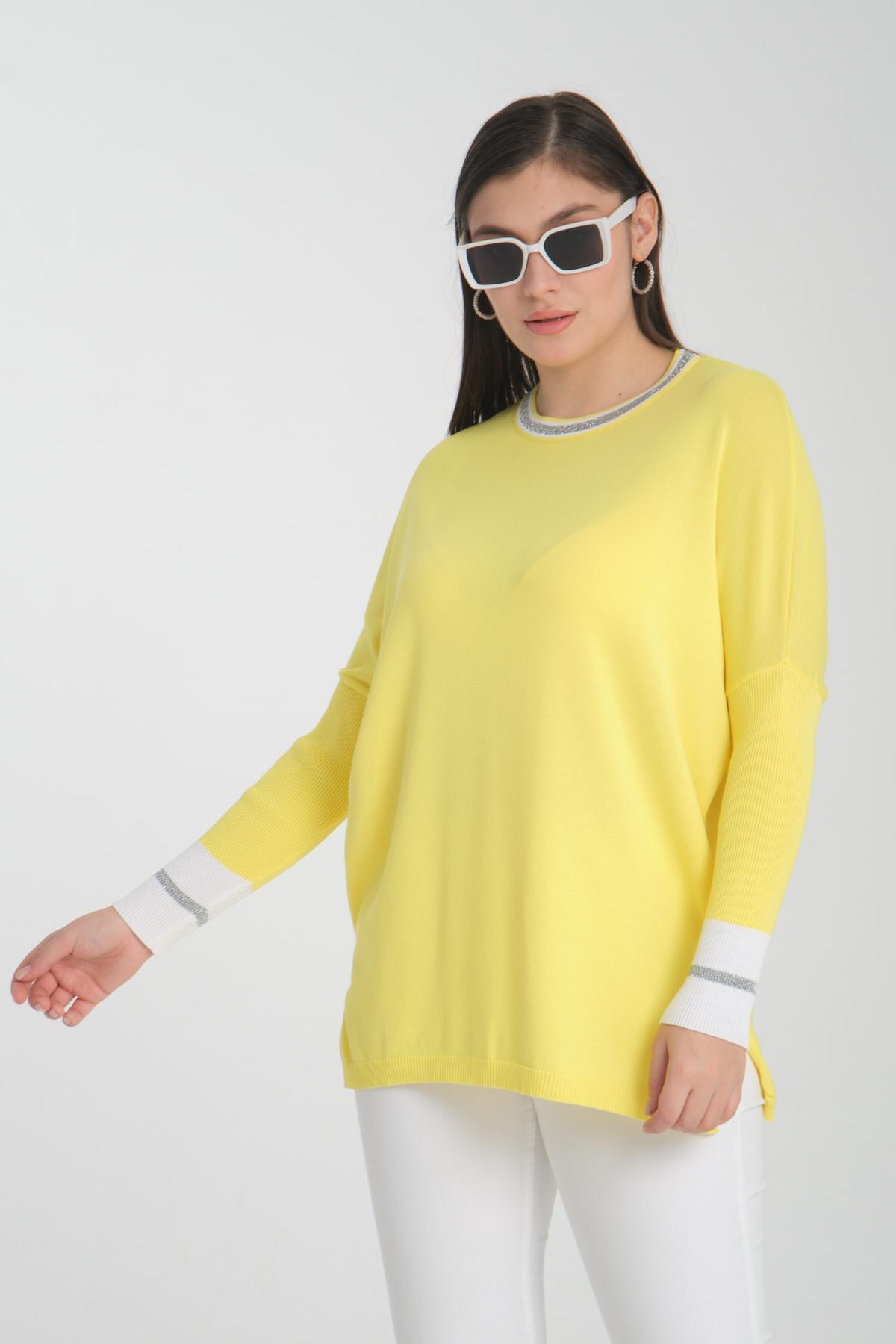 Wholesale Women Yellow Glitter Garnished Crew Neck Knit Blouse with Side Slits 722647