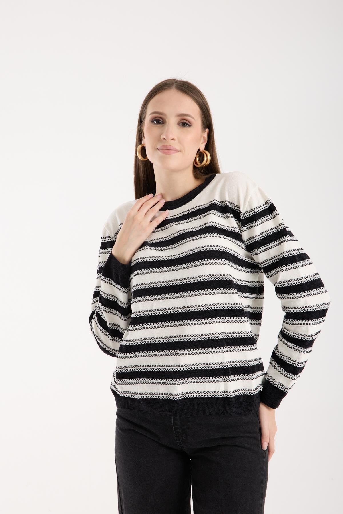 Wholesale Women's White-Black Chenille Velvet Striped Crew-Neck Knit Blouse 0095W26-9004