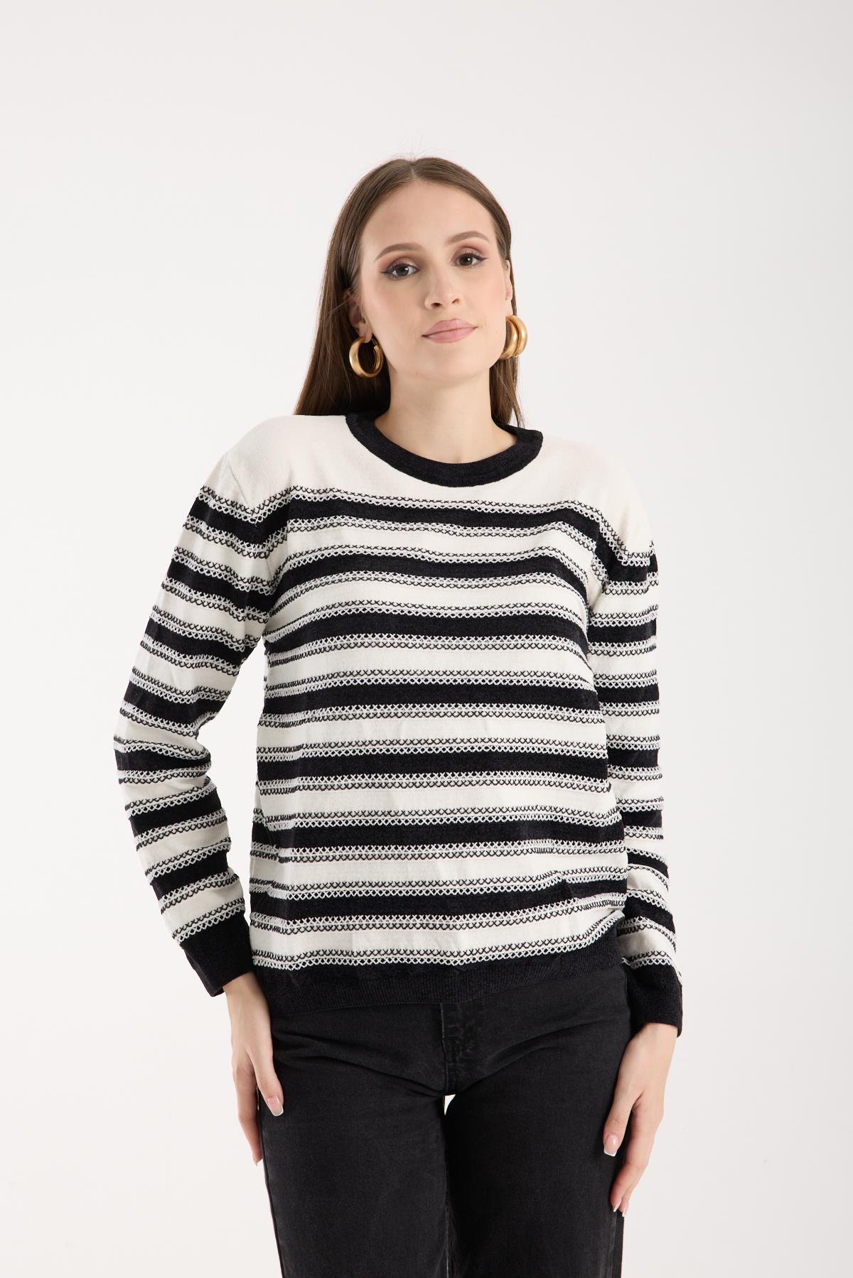 Wholesale Women's White-Black Chenille Velvet Striped Crew-Neck Knit Blouse 0095W26-9004